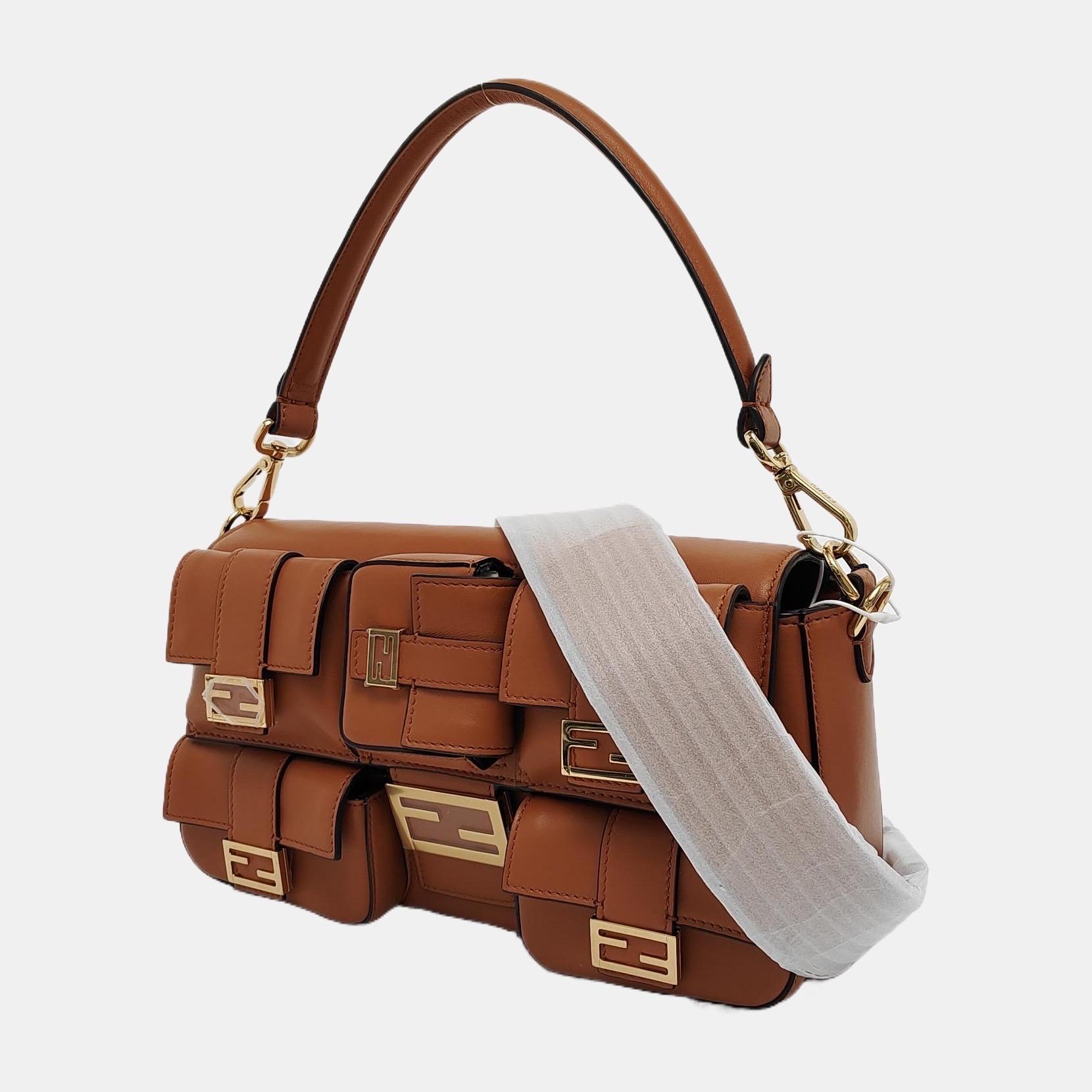 Donna Fendi Baguette Cargo Borsa multitasche in pelle marrone Tan a 2 vie in vendita