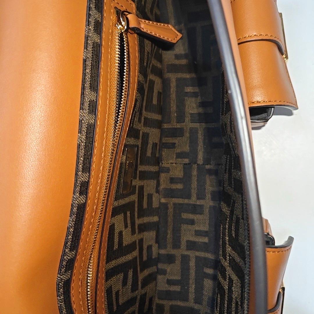 Fendi Baguette Cargo Borsa multitasche in pelle marrone Tan a 2 vie in vendita 1