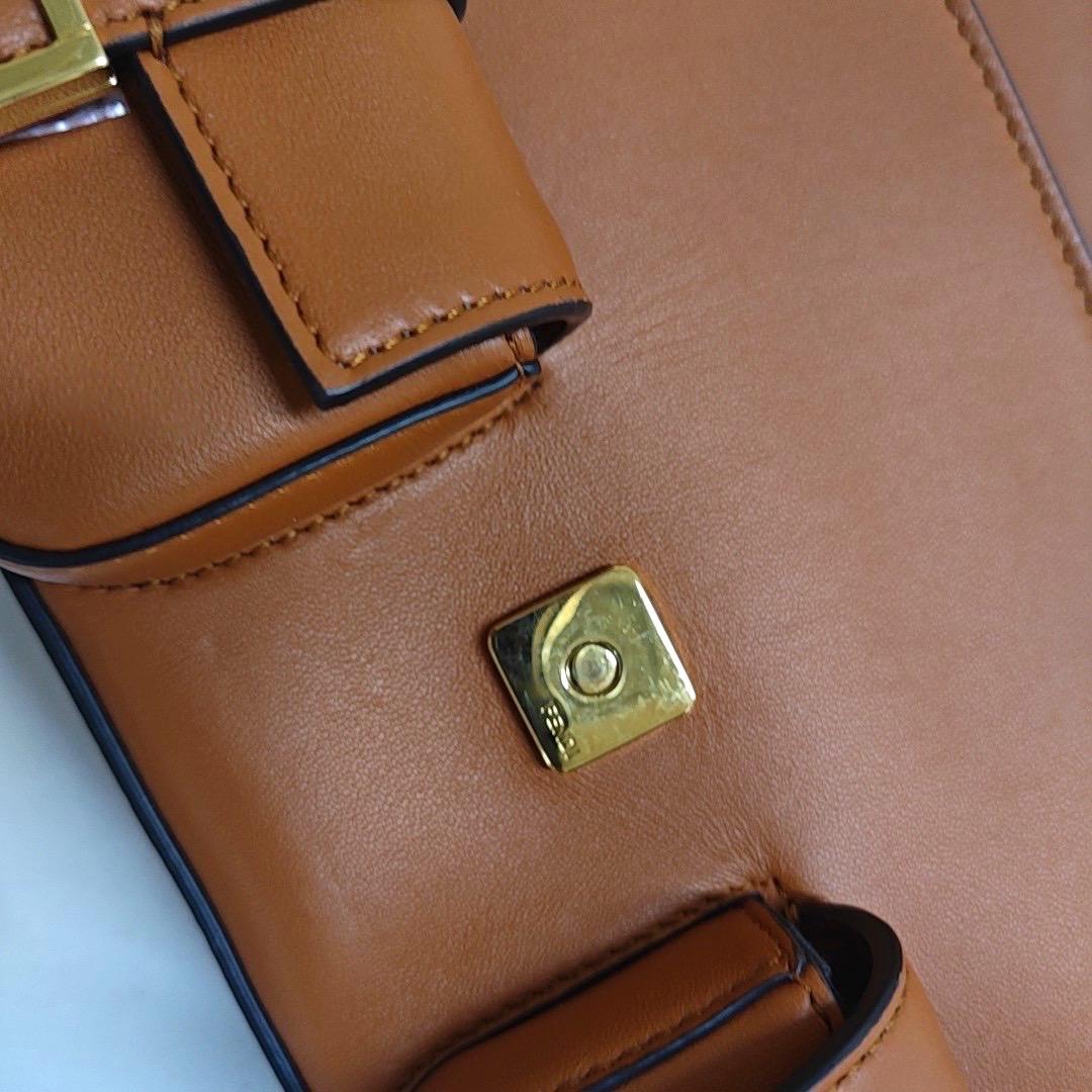 Fendi Baguette Cargo Borsa multitasche in pelle marrone Tan a 2 vie in vendita 2