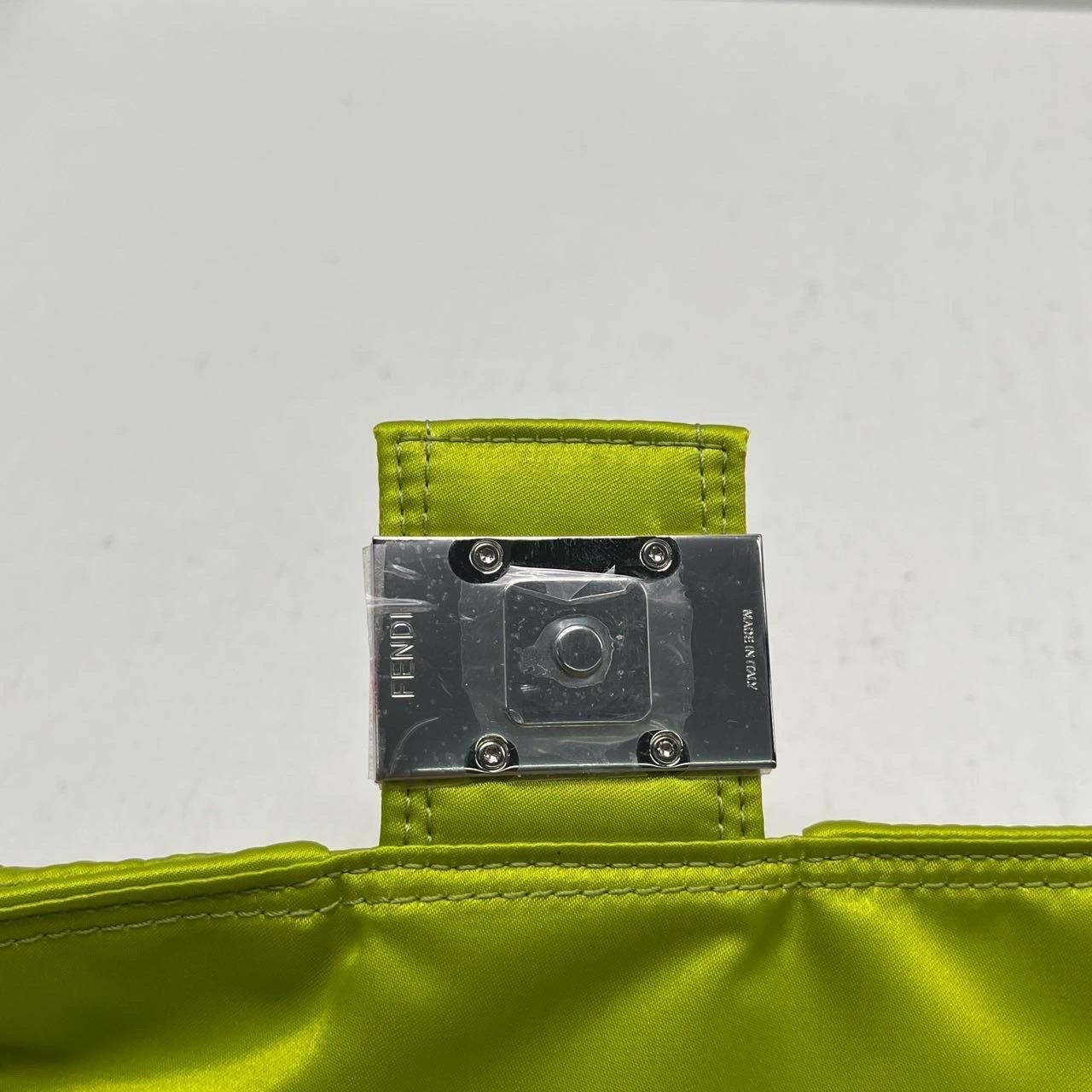 Fendi Baguette Cargo Multipocket 3-Wege-Tasche aus grünem Nylon im Angebot 10