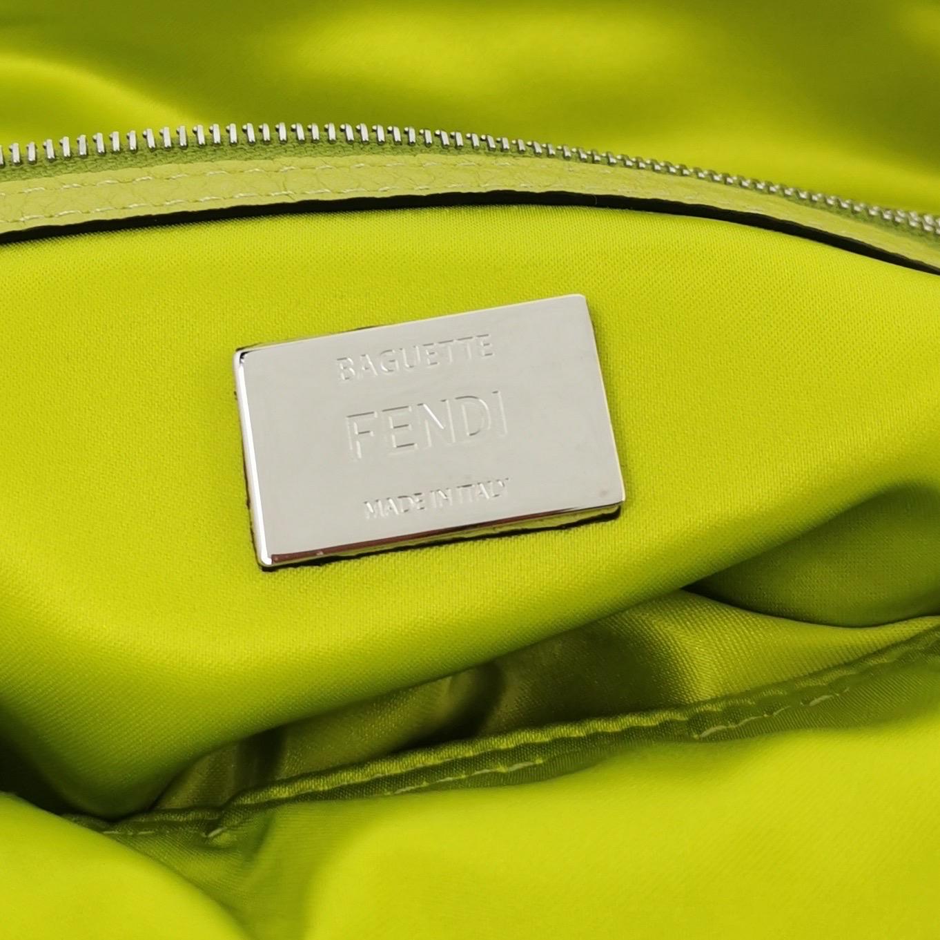 Bolso Fendi Baguette Cargo Multibolsillos de nailon verde de 3 vías en venta 11