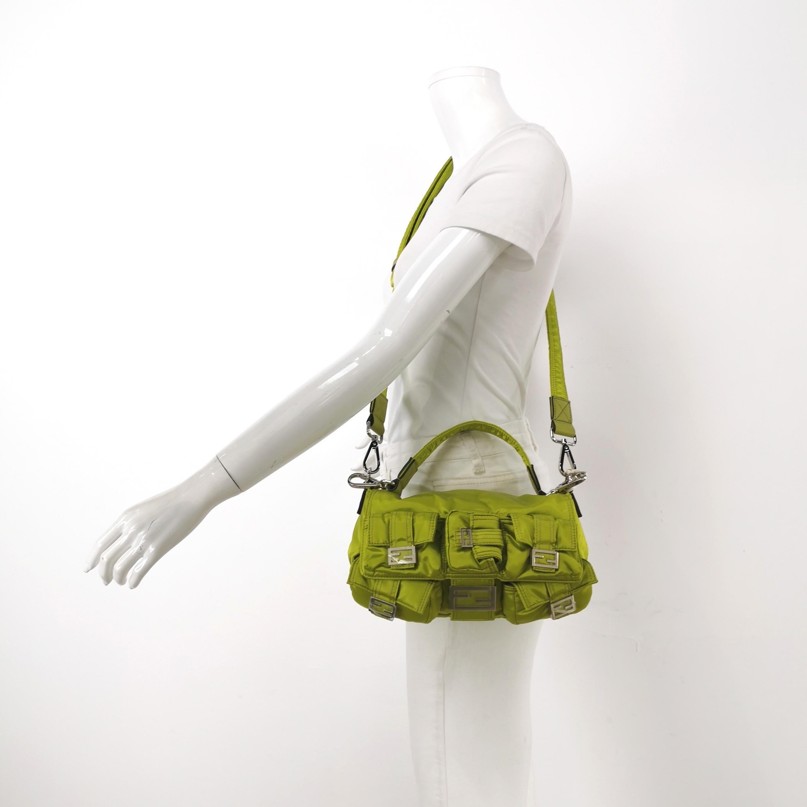 

El bolso Fendi combina sin esfuerzo la sofisticación atemporal con la practicidad. Fabricado con una  de nailon verde, cuenta con varios bolsillos para una organización perfecta. La icónica forma de baguette está adornada con elegantes herrajes y