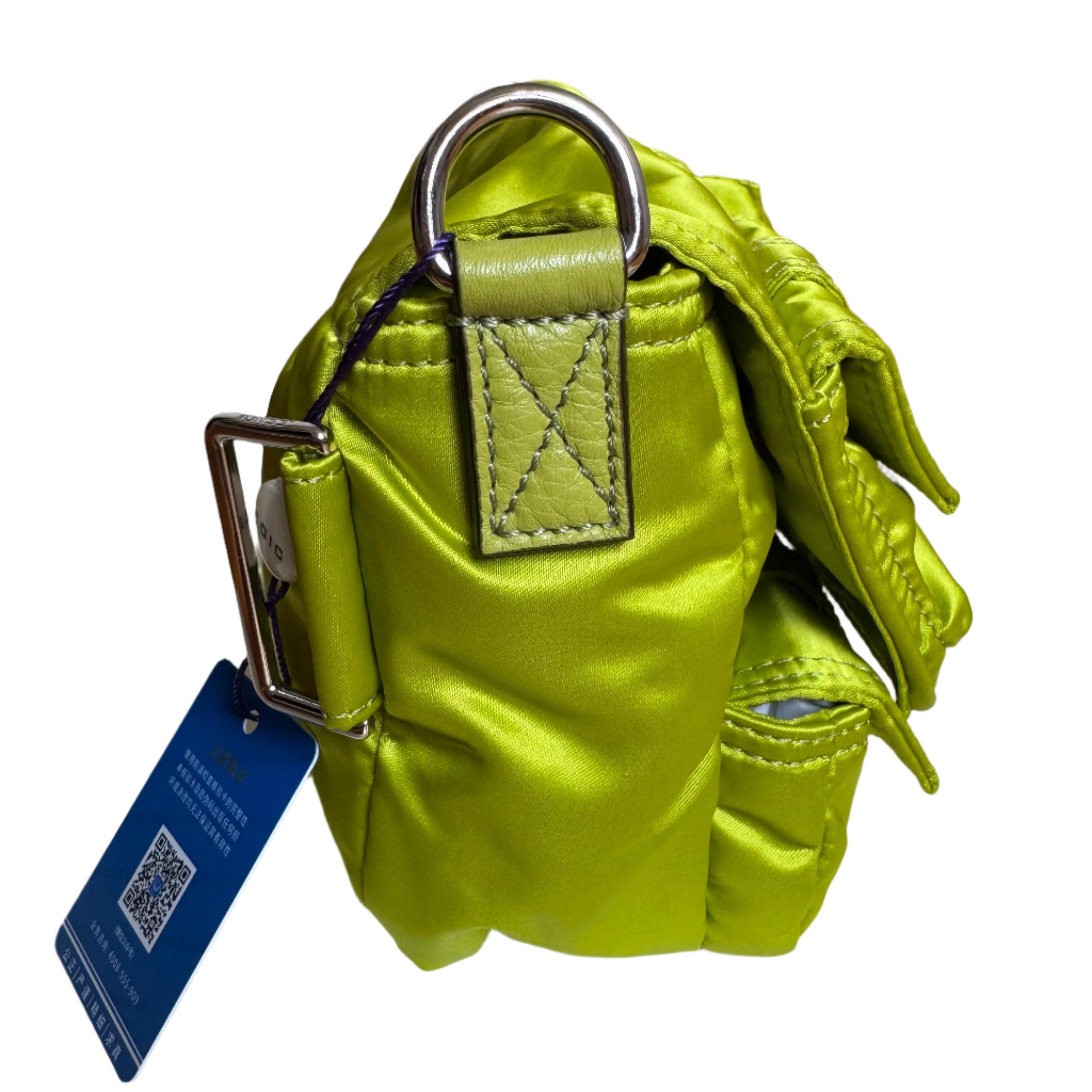 

Die Tasche von Fendi verbindet mühelos zeitlose Raffinesse mit praktischer Funktionalität. Hergestellt aus atemberaubenden  Die Tasche aus grünem Nylon ist mit mehreren Taschen ausgestattet, die eine nahtlose Organisation ermöglichen. Die kultige