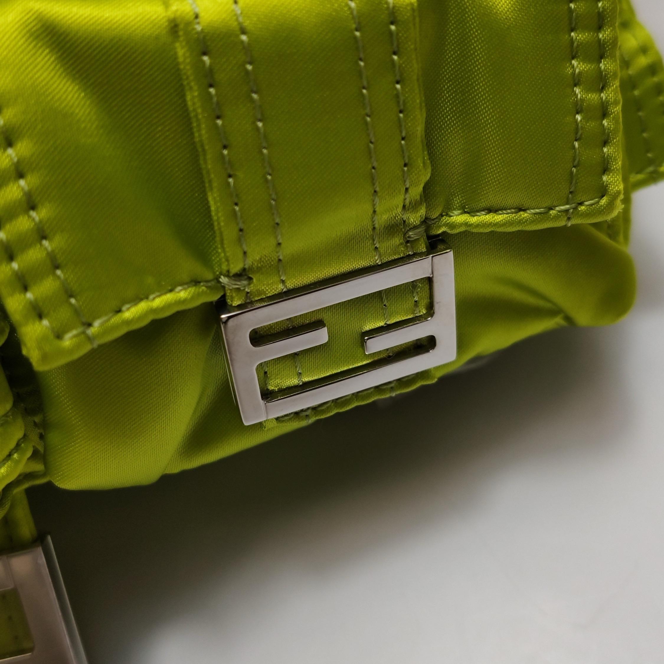 Bolso Fendi Baguette Cargo Multibolsillos de nailon verde de 3 vías en venta 4