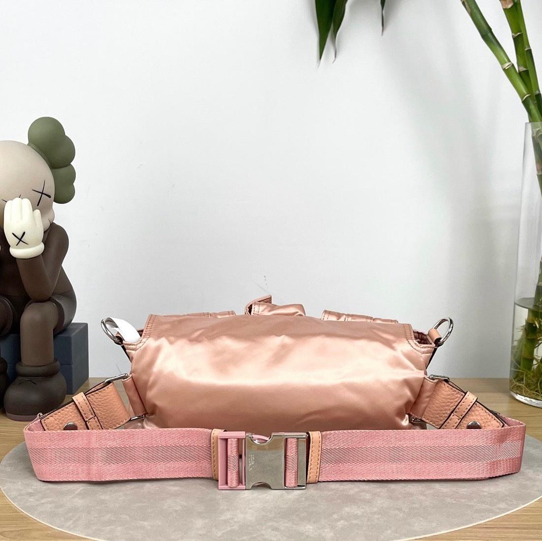 Le sac Fendi allie sans effort sophistication intemporelle et praticité. Fabriqué en nylon noir durable, il comporte plusieurs poches pour une organisation sans faille. La forme baguette emblématique est ornée d'une quincaillerie élégante et d'un