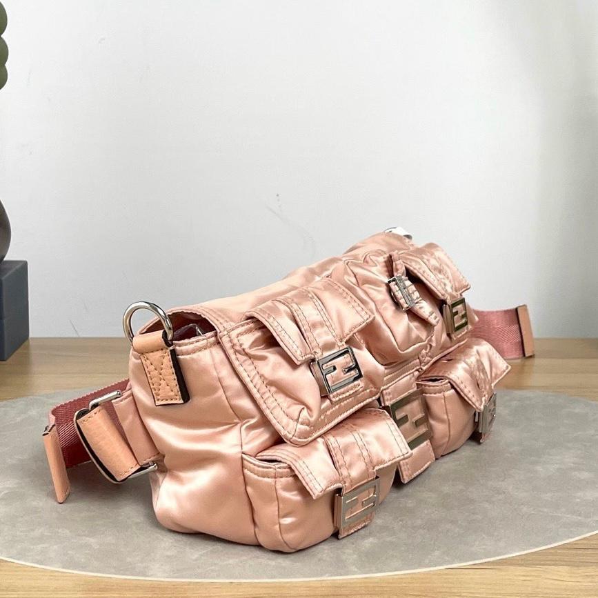Fendi Baguette Cargo Multipocket Pink Nylon 3-way Bag Excellent état - En vente à AUBERVILLIERS, FR