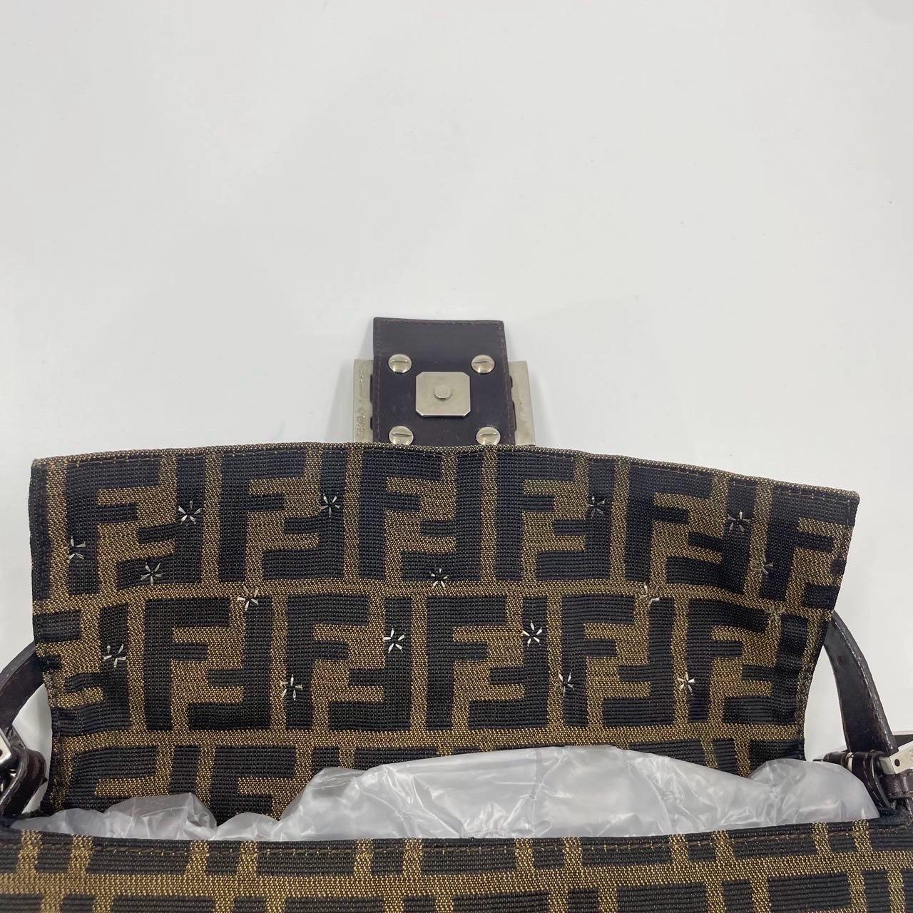 Fendi Baguette Classic Zucca Fendi Monogram mit Sternen Silber Hardware im Angebot 6