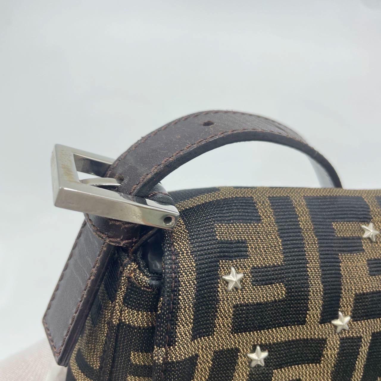 Fendi Baguette Classic Zucca Fendi Monogram mit Sternen Silber Hardware im Angebot 8