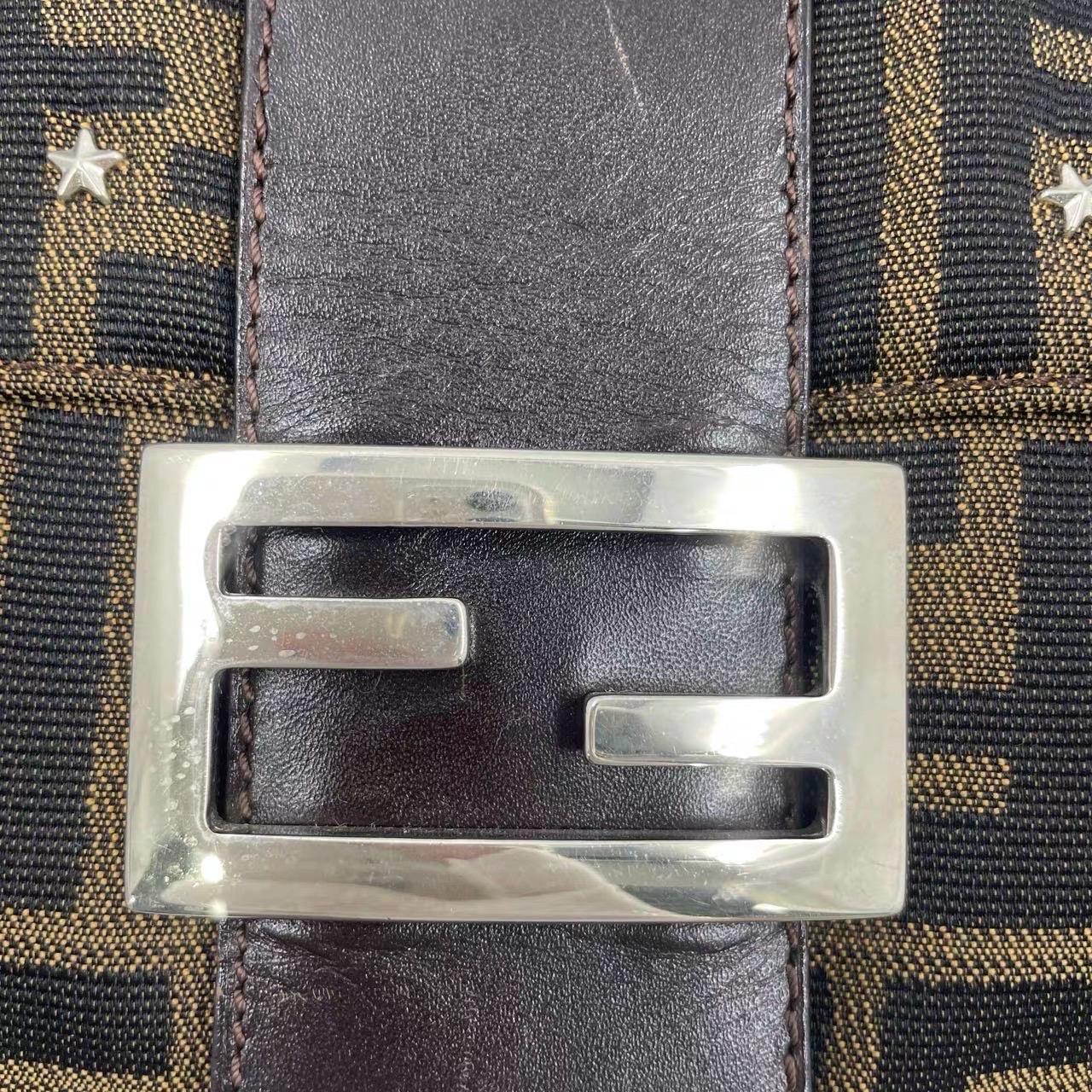 Fendi Baguette Classic Zucca Fendi Monogram mit Sternen Silber Hardware im Angebot 14