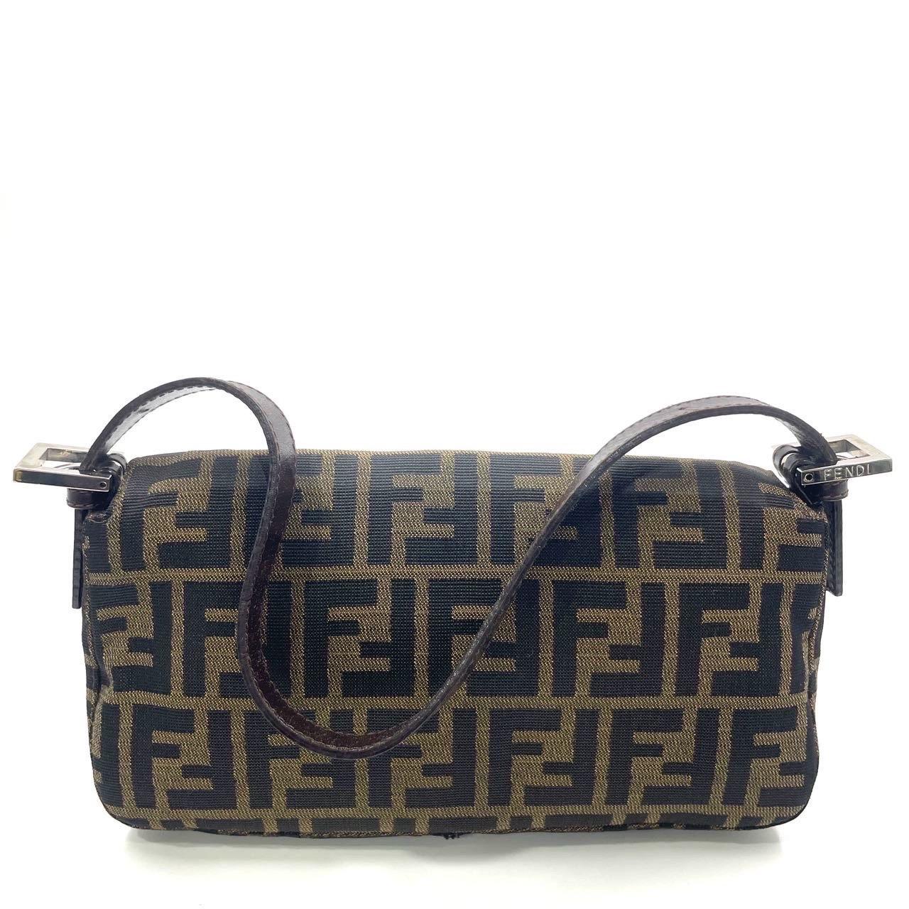 Fendi Baguette Classic Zucca Fendi Monogram mit Sternen Silber Hardware im Zustand „Gut“ im Angebot in AUBERVILLIERS, FR