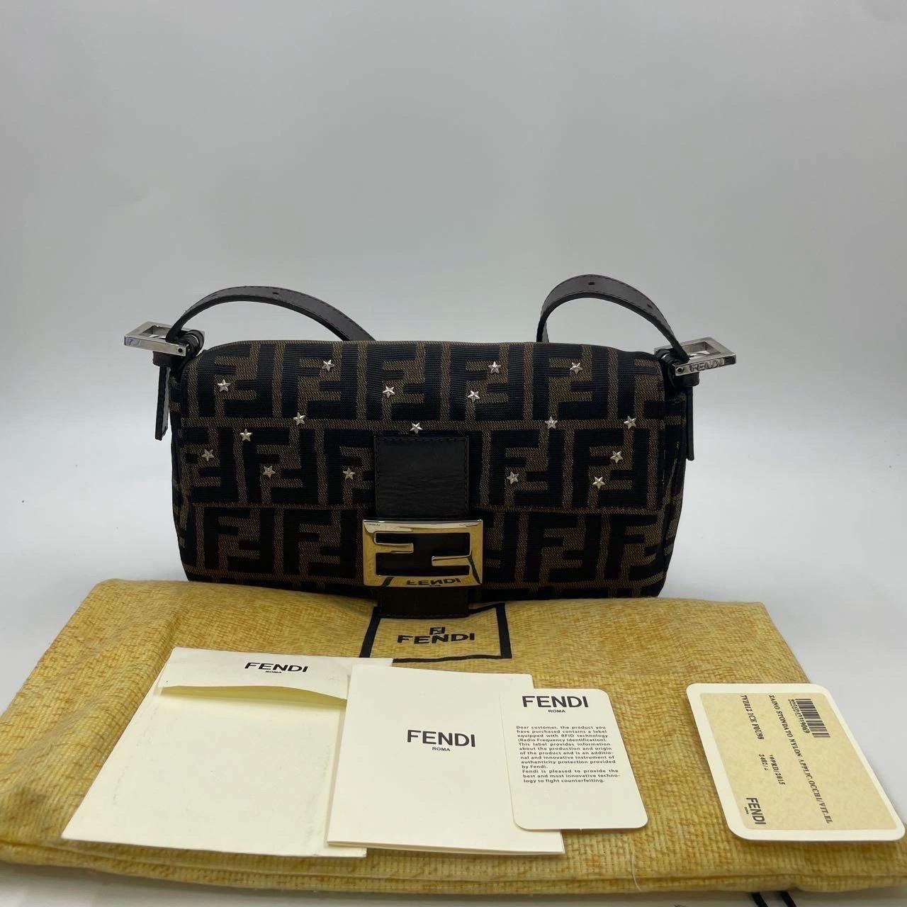 Fendi Baguette Classic Zucca Fendi Monogram mit Sternen Silber Hardware im Angebot 1