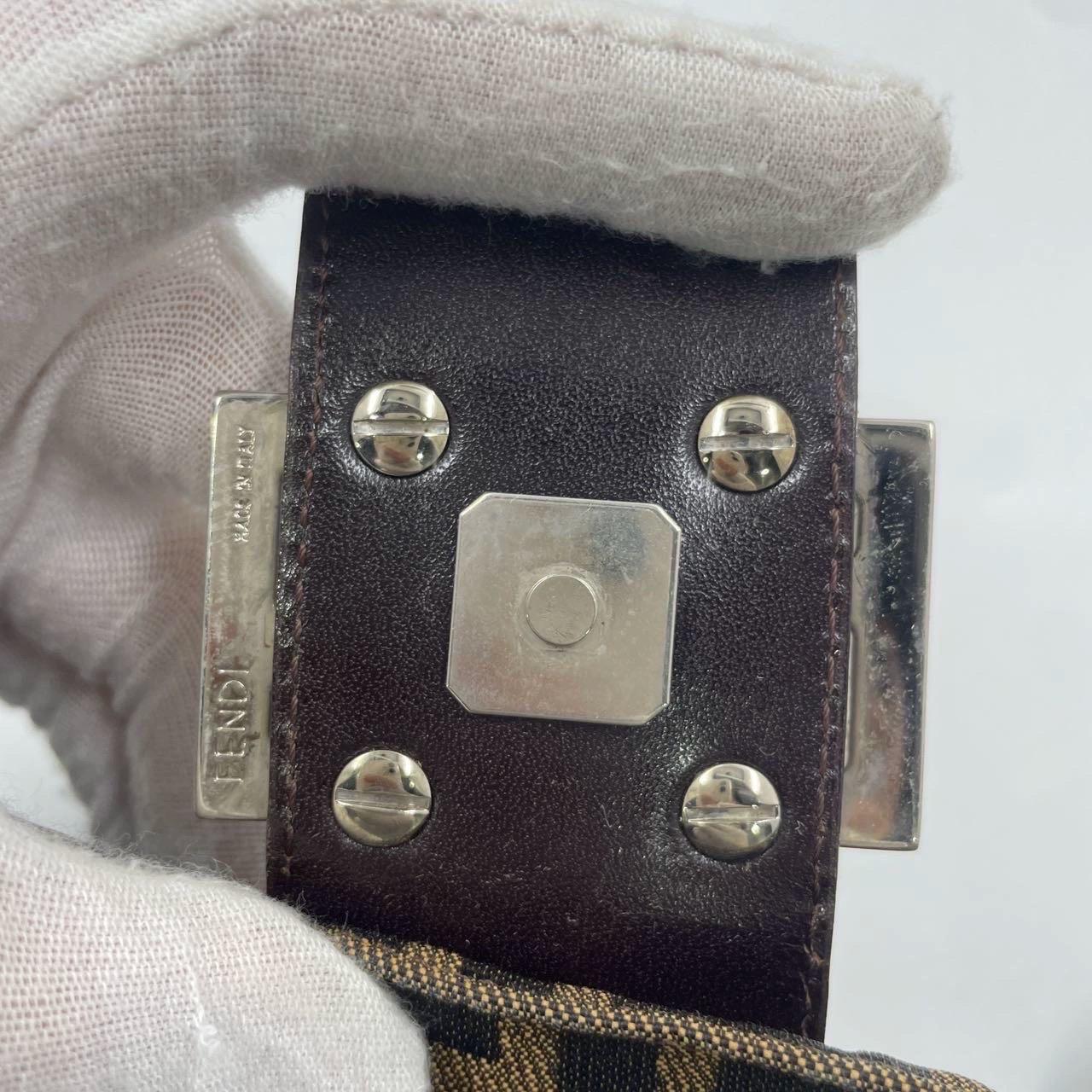 Fendi Baguette Classic Zucca Fendi Monogram mit Sternen Silber Hardware im Angebot 4