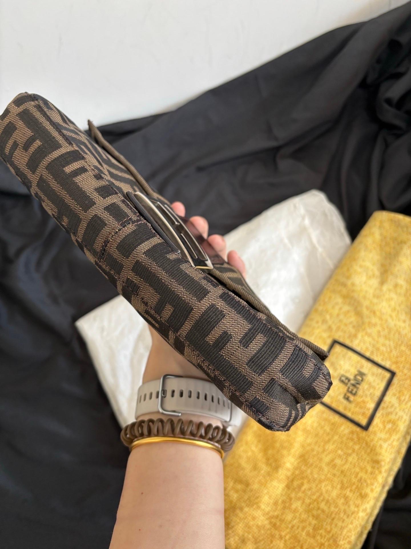 Nero Fendi Baguette Classic Zucca Stampa Fendi Monogram in vendita