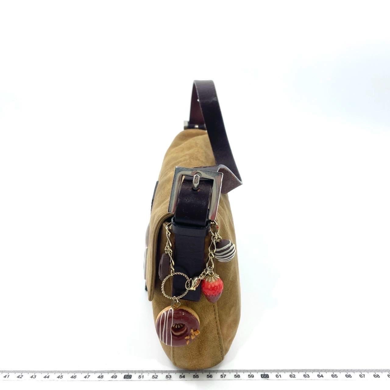 EXCELLENT: VERY GOOD

Rubbing along the corners, edges and strap. Scratches to the hardware. Creases on the leather. Possible light stains on the exterior and interior. 

DETAILS

Model: Fendi Baguette

Size: Medium

Exterior Material: