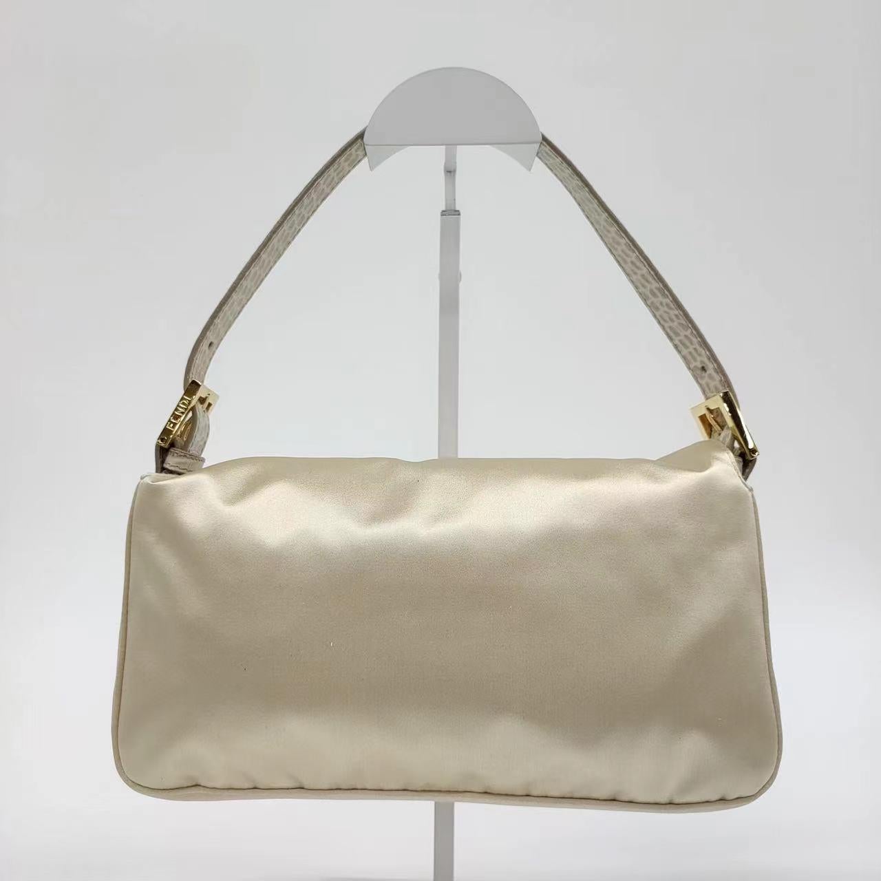 FENDI Baguette Cream Biege Silk with Crystal Buckle In Good Condition In AUBERVILLIERS, FR