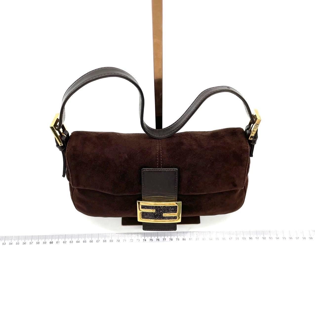 Fendi Baguette Dark Chocoalte Brown Suede Leather Shoulder Bag In Good Condition For Sale In AUBERVILLIERS, FR