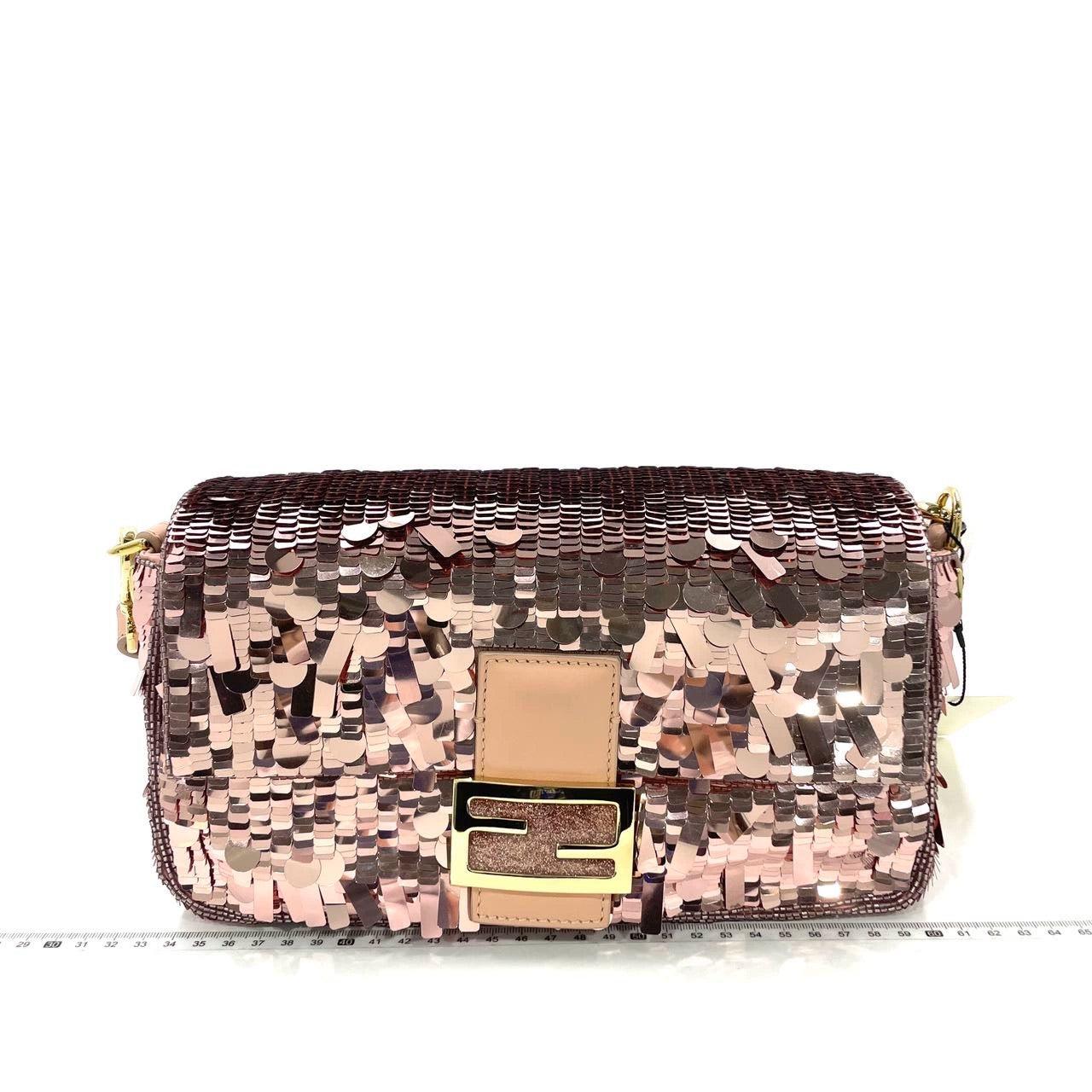 Fendi Baguette Glitter Pailletten Vitello Grace Sex and the City Baby Pink
 Dies sind professionelle Fotos der tatsächlichen Tasche.
 Dies ist ein authentisches Fendi Baguette, das mit babyrosa Pailletten verziert ist. Berühmt geworden durch die