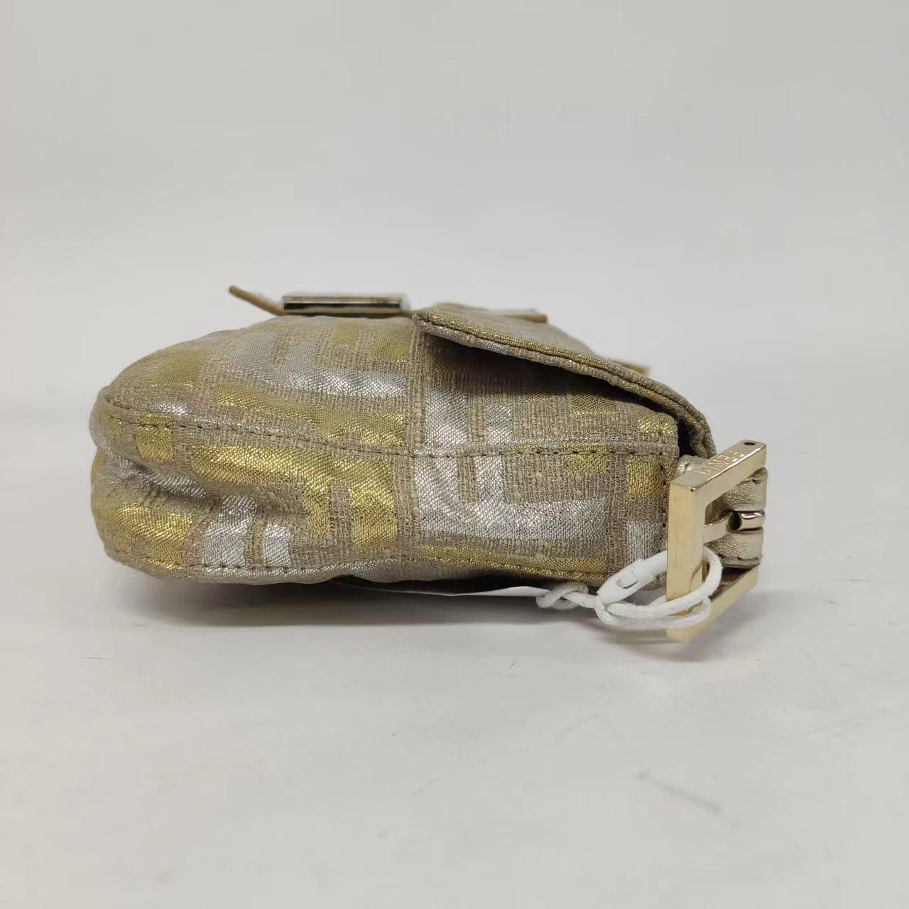 Fendi Baguette Gold and Silver Thread FF Monogram Shoulder Bag In Good Condition In AUBERVILLIERS, FR