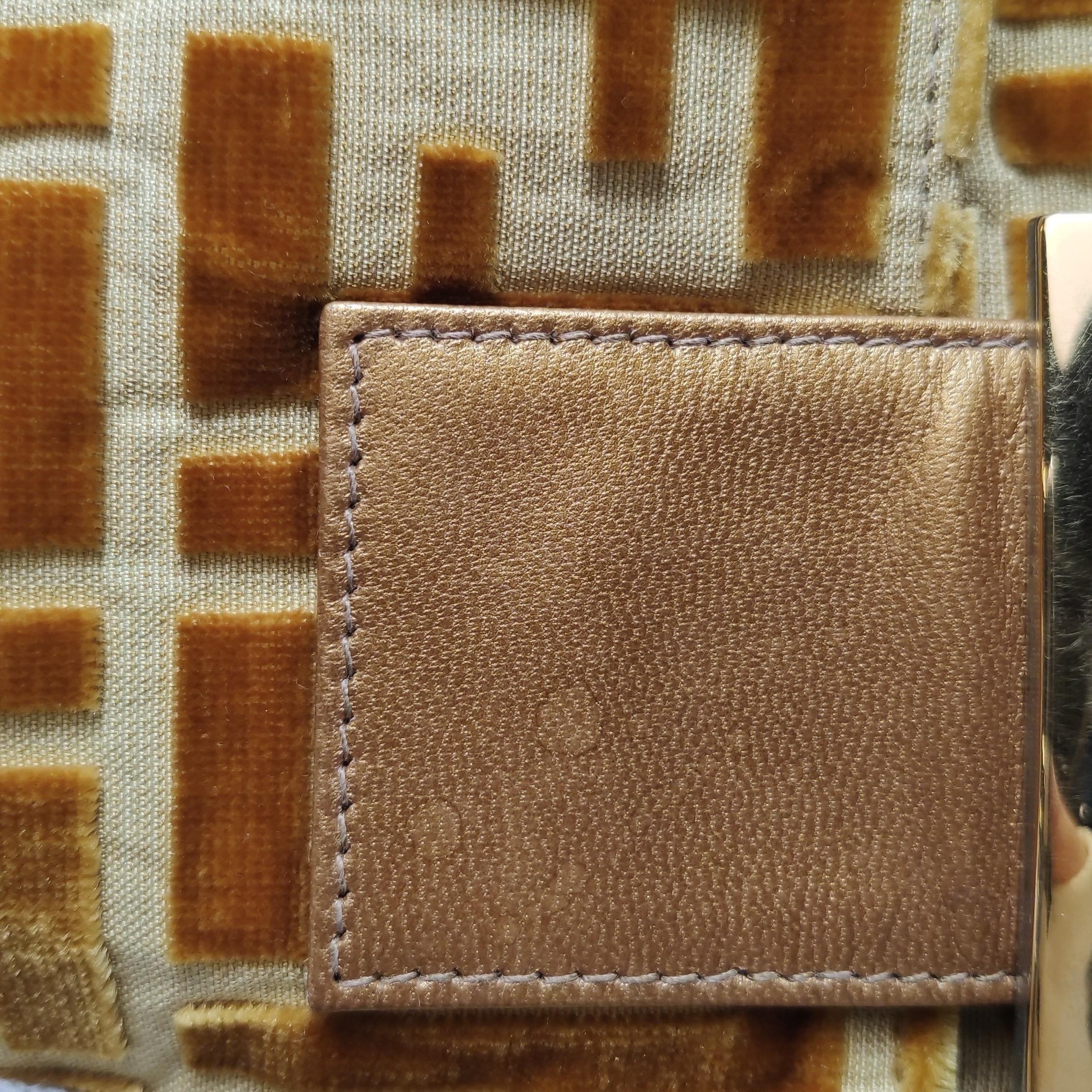 Borsa a tracolla FENDI Baguette Gold FF Monogram in velluto in vendita 6