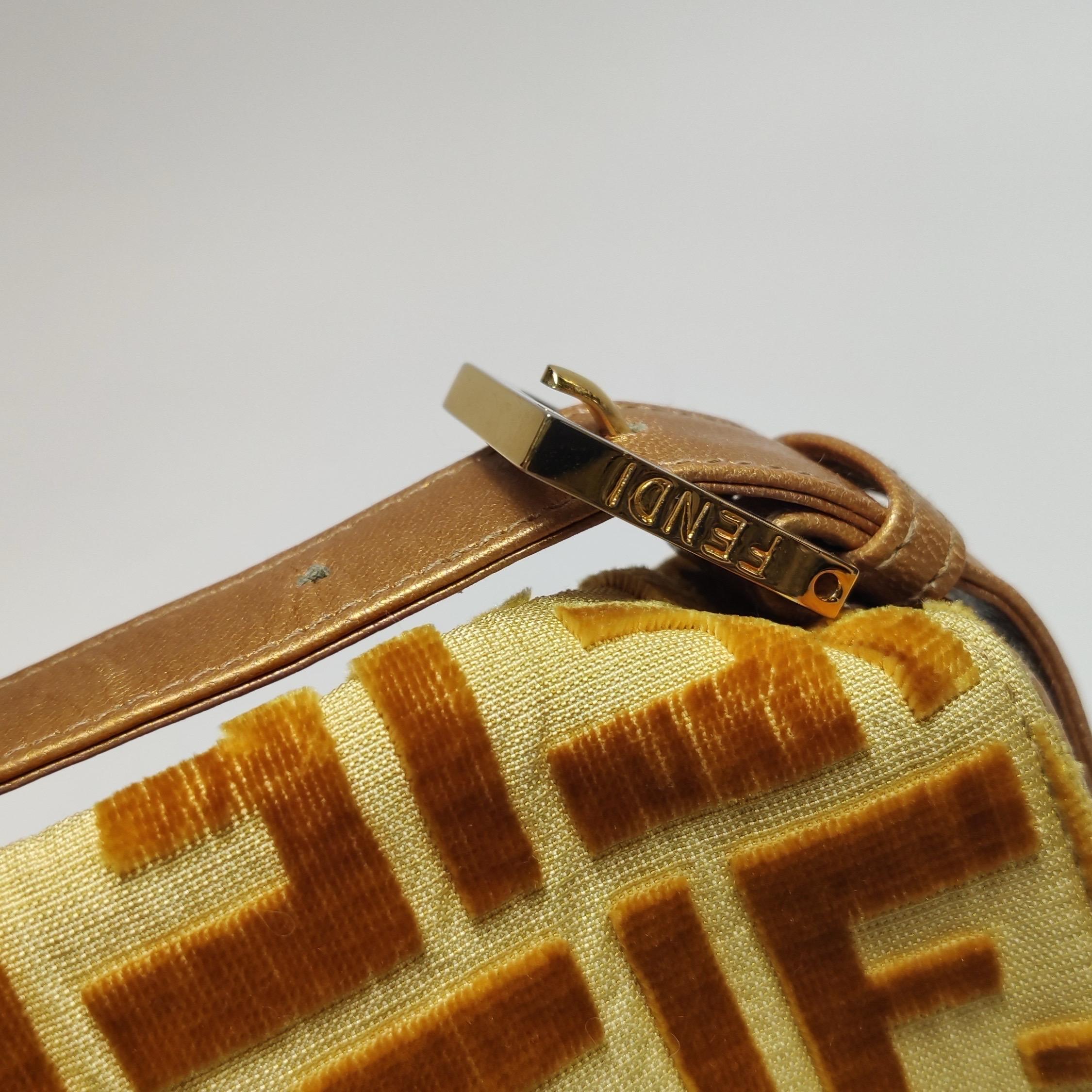 Borsa a tracolla FENDI Baguette Gold FF Monogram in velluto in vendita 9