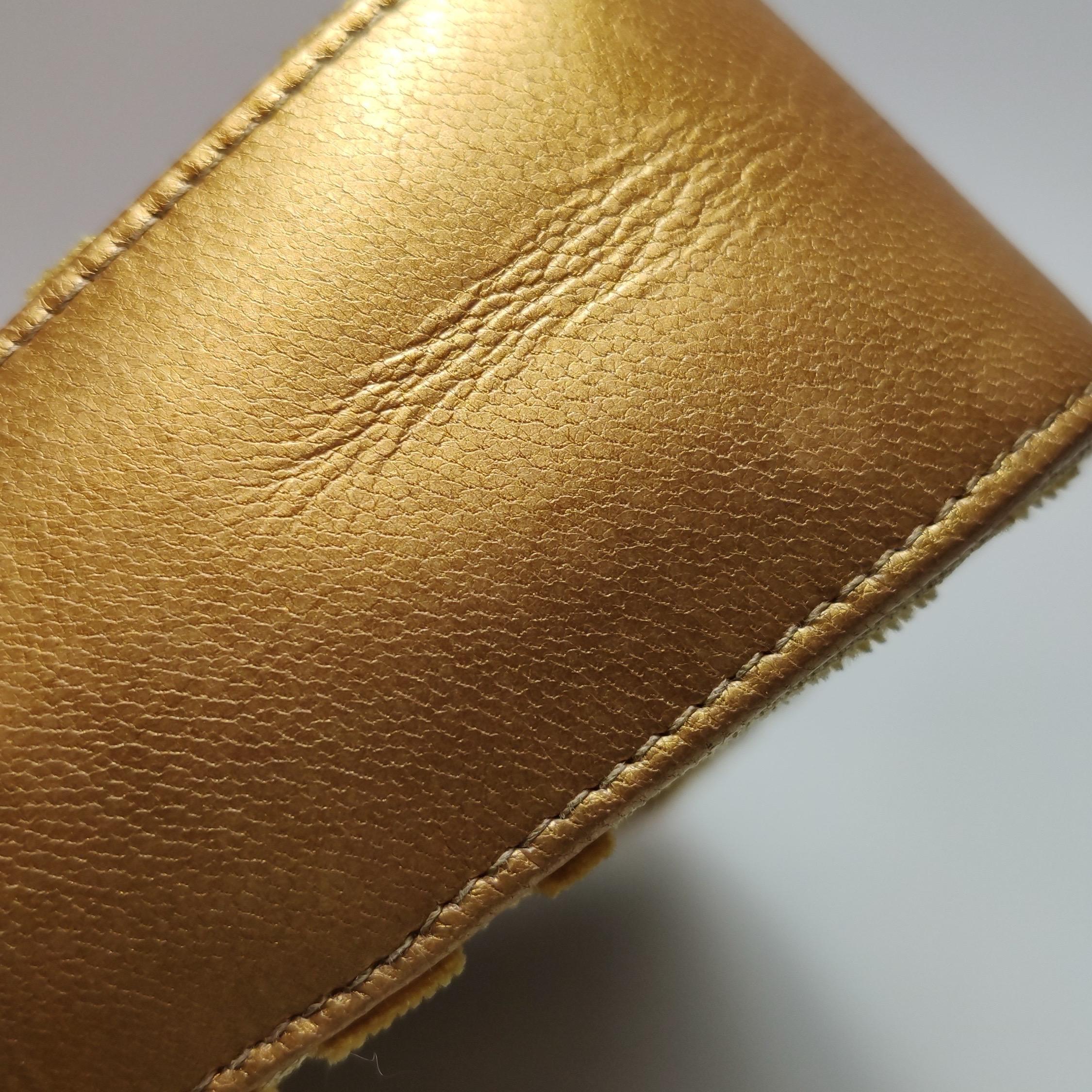 Borsa a tracolla FENDI Baguette Gold FF Monogram in velluto in vendita 10