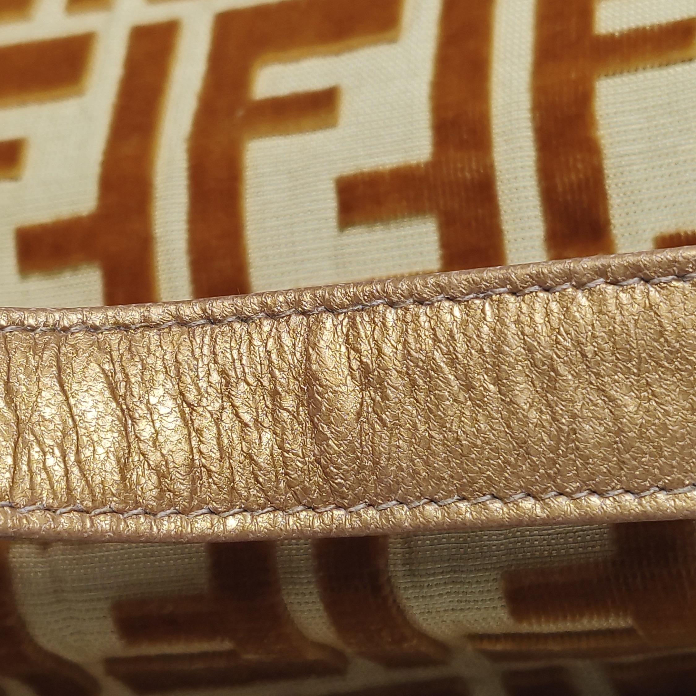 Borsa a tracolla FENDI Baguette Gold FF Monogram in velluto in vendita 11