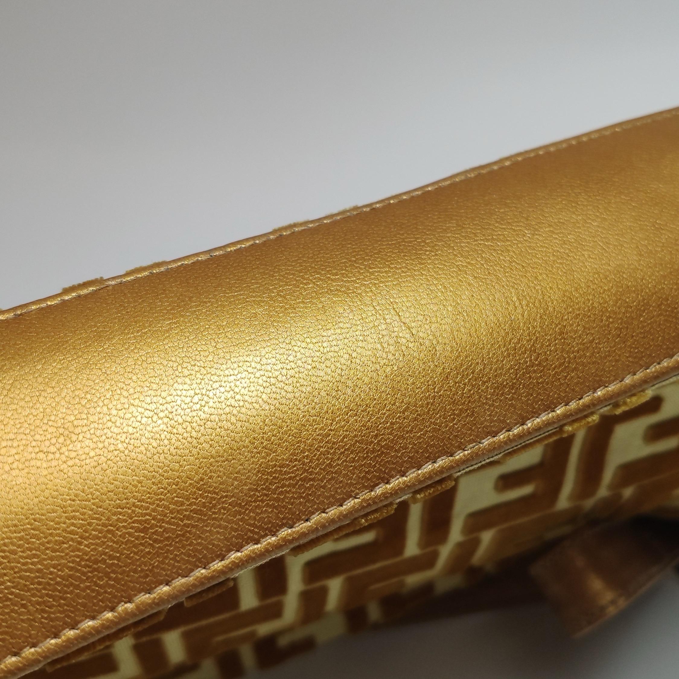 Borsa a tracolla FENDI Baguette Gold FF Monogram in velluto in vendita 12