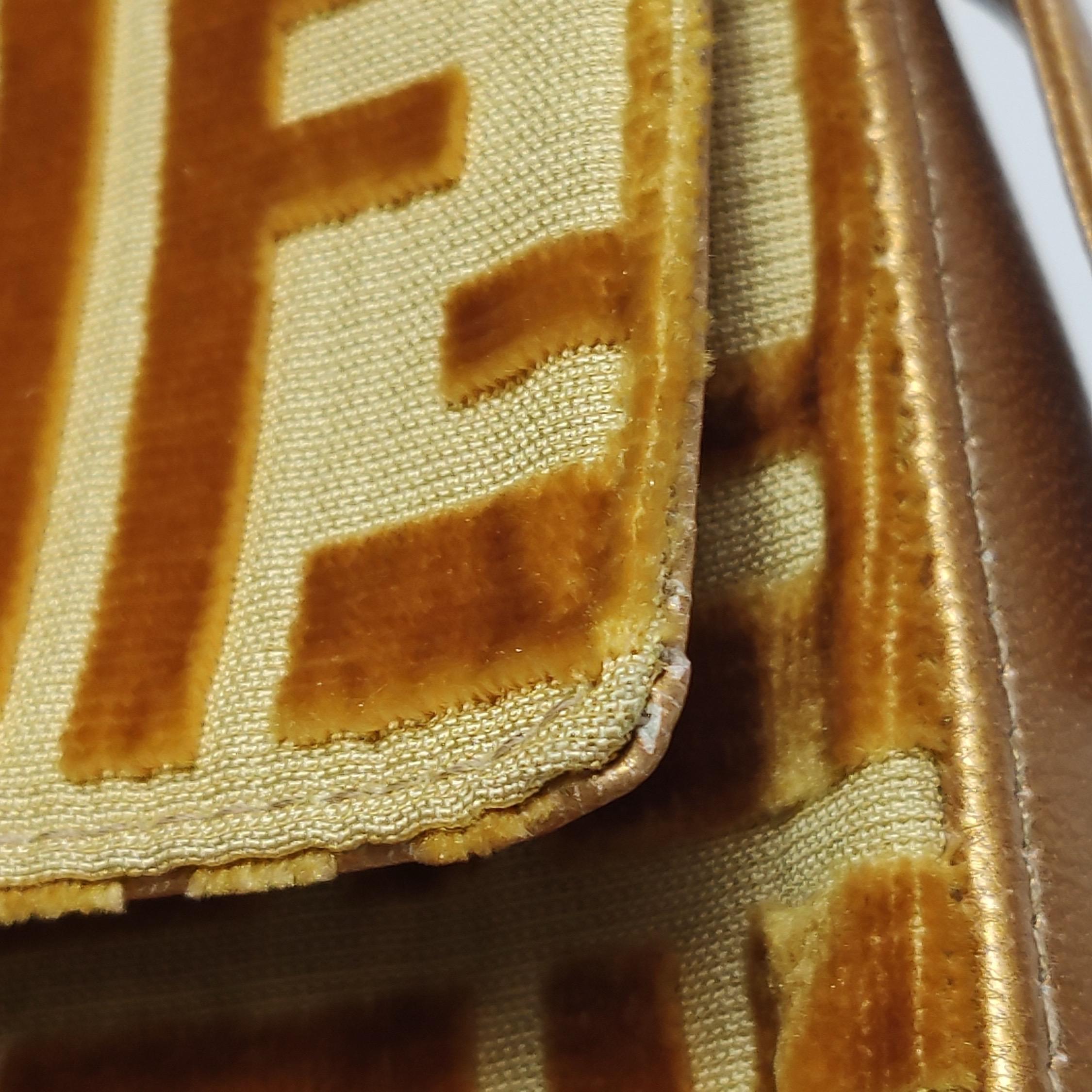 Borsa a tracolla FENDI Baguette Gold FF Monogram in velluto in vendita 13
