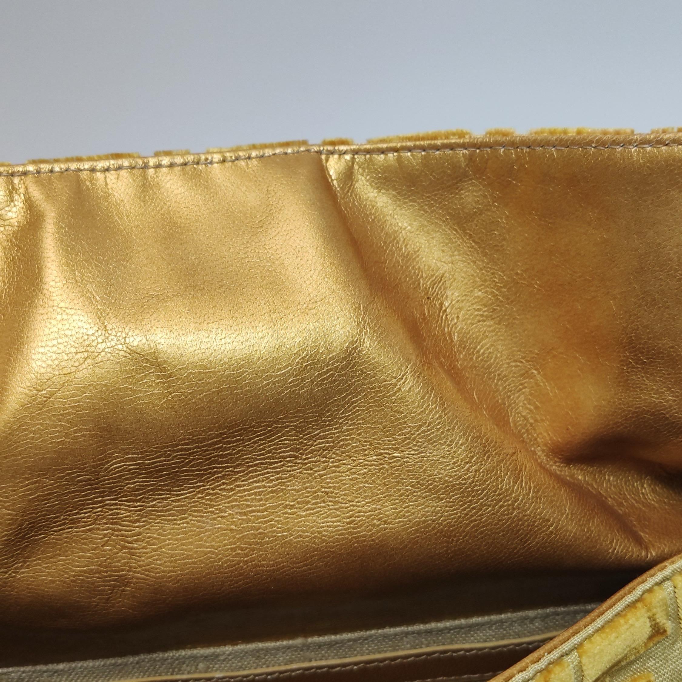 Borsa a tracolla FENDI Baguette Gold FF Monogram in velluto in vendita 14