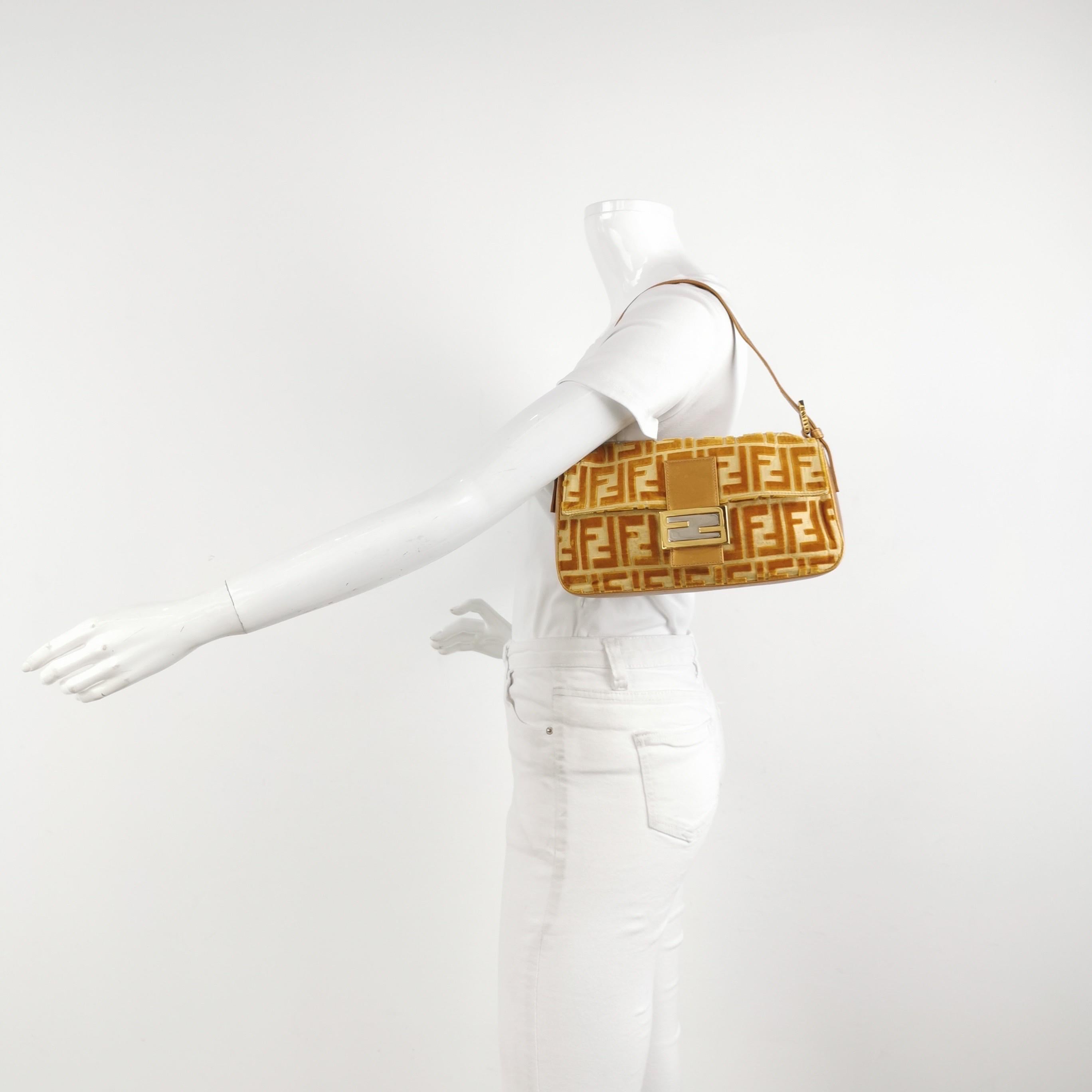 Borsa a tracolla FENDI Baguette Gold FF Monogram in velluto

  Questa Baguette Fendi è un pezzo straordinario, caratterizzato dal ricamo del Monogram su velluto dorato. Questo design è un accessorio audace e accattivante. 
  CONDIZIONE: ECCELLENTE
 