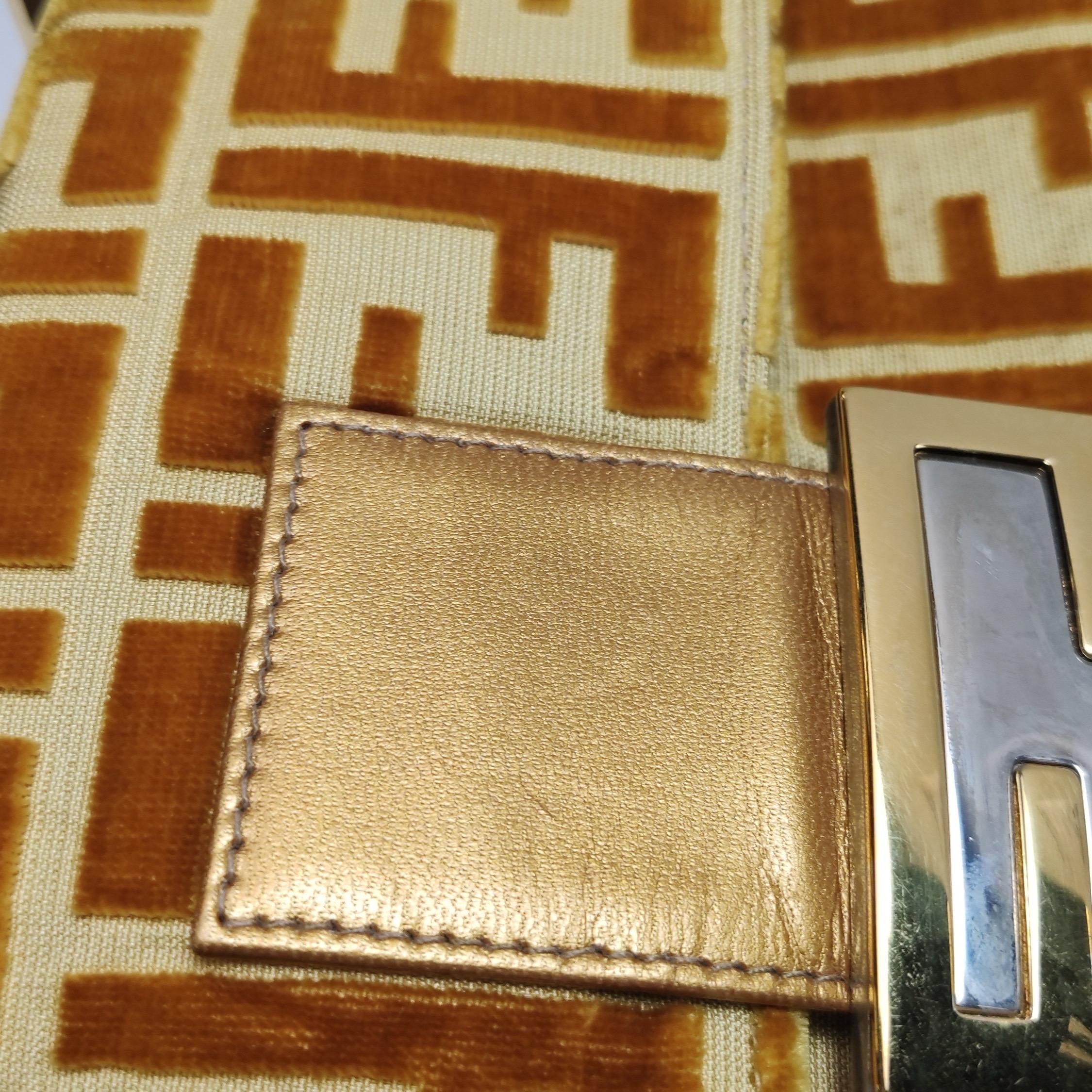Borsa a tracolla FENDI Baguette Gold FF Monogram in velluto in vendita 15