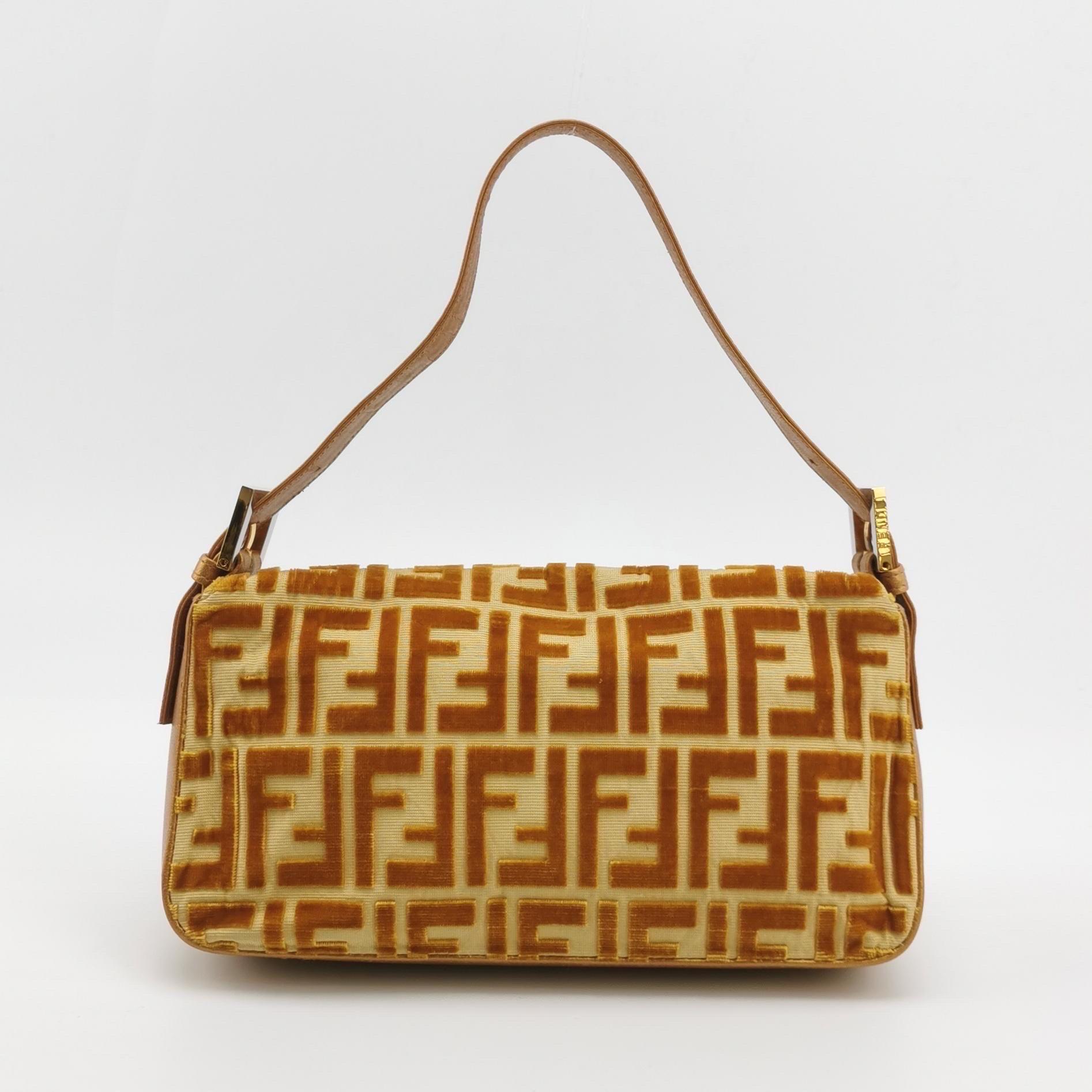 Marrone Borsa a tracolla FENDI Baguette Gold FF Monogram in velluto in vendita