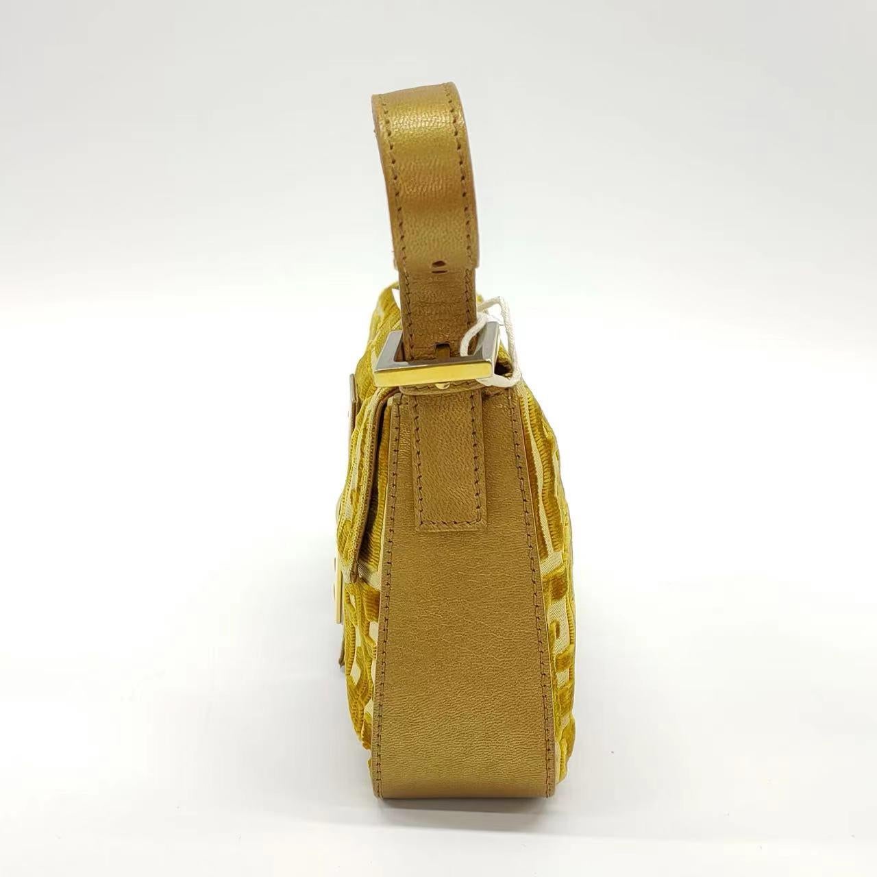 FENDI Baguette Gold FF Monogram Velvet Shoulder Bag In Excellent Condition For Sale In AUBERVILLIERS, FR