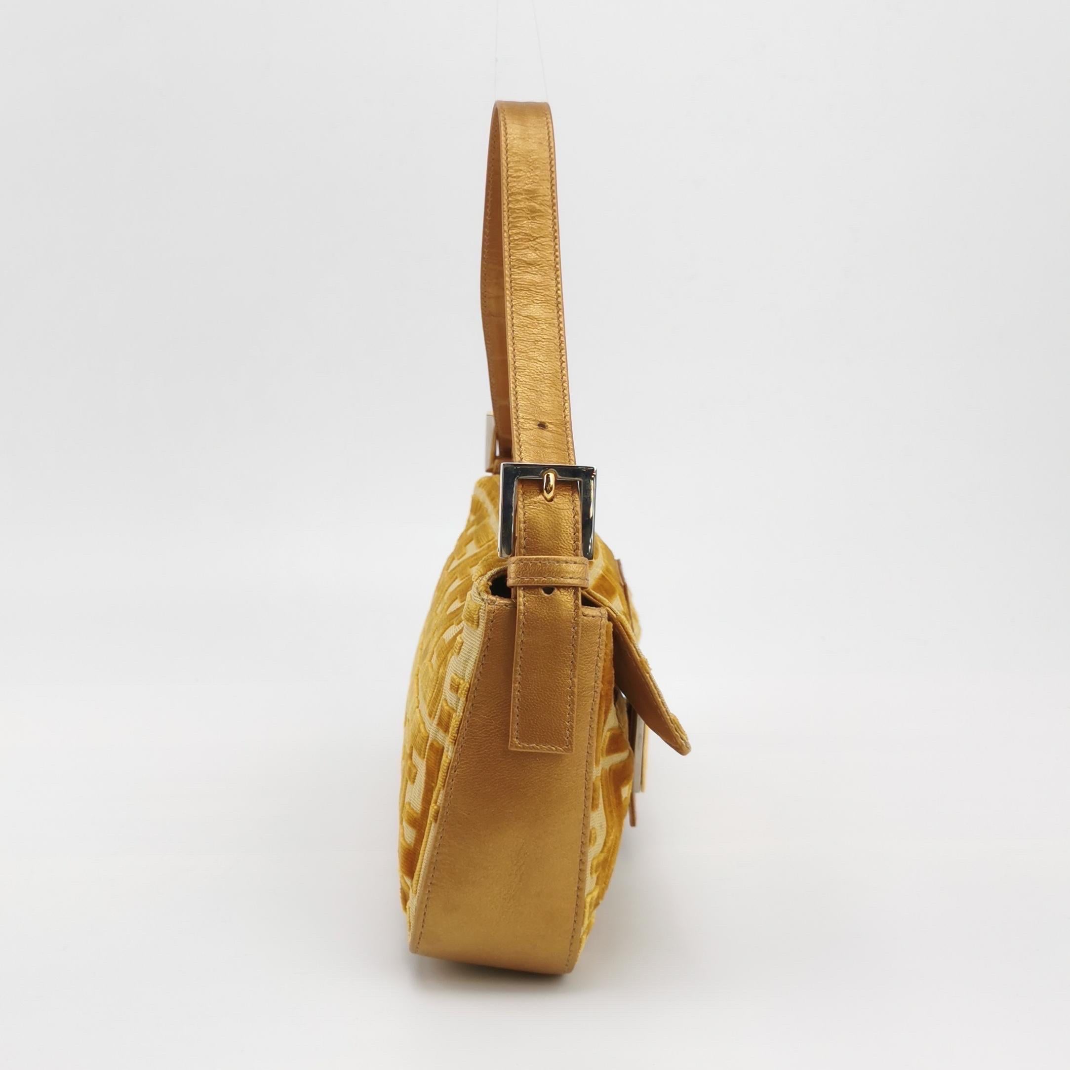 Borsa a tracolla FENDI Baguette Gold FF Monogram in velluto In condizioni buone in vendita a AUBERVILLIERS, FR