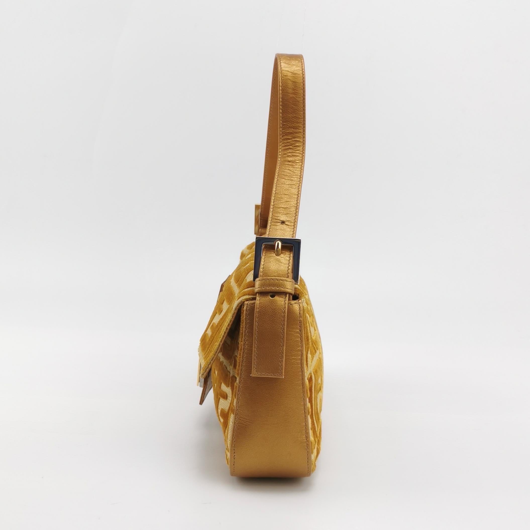 Donna Borsa a tracolla FENDI Baguette Gold FF Monogram in velluto in vendita