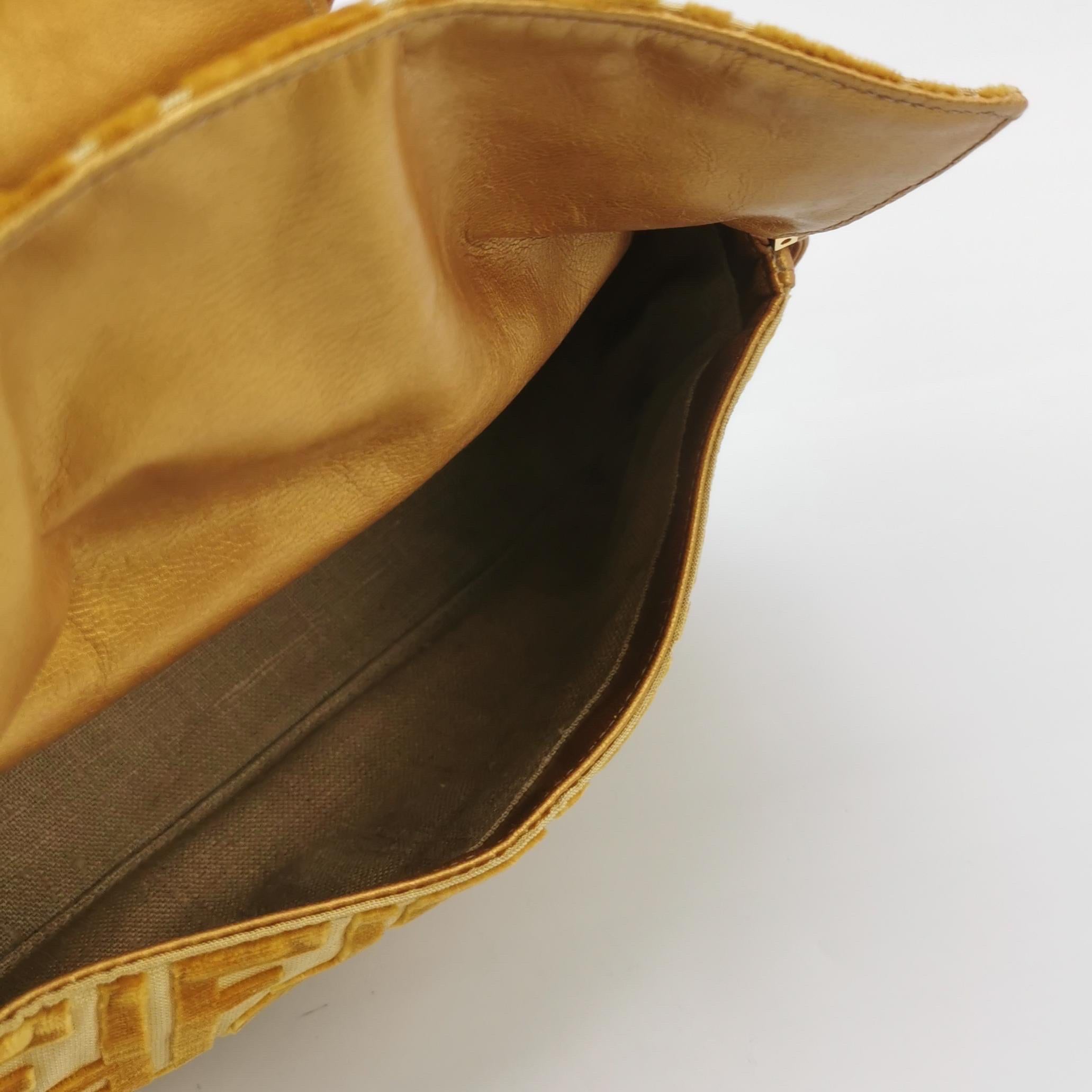 Borsa a tracolla FENDI Baguette Gold FF Monogram in velluto in vendita 2