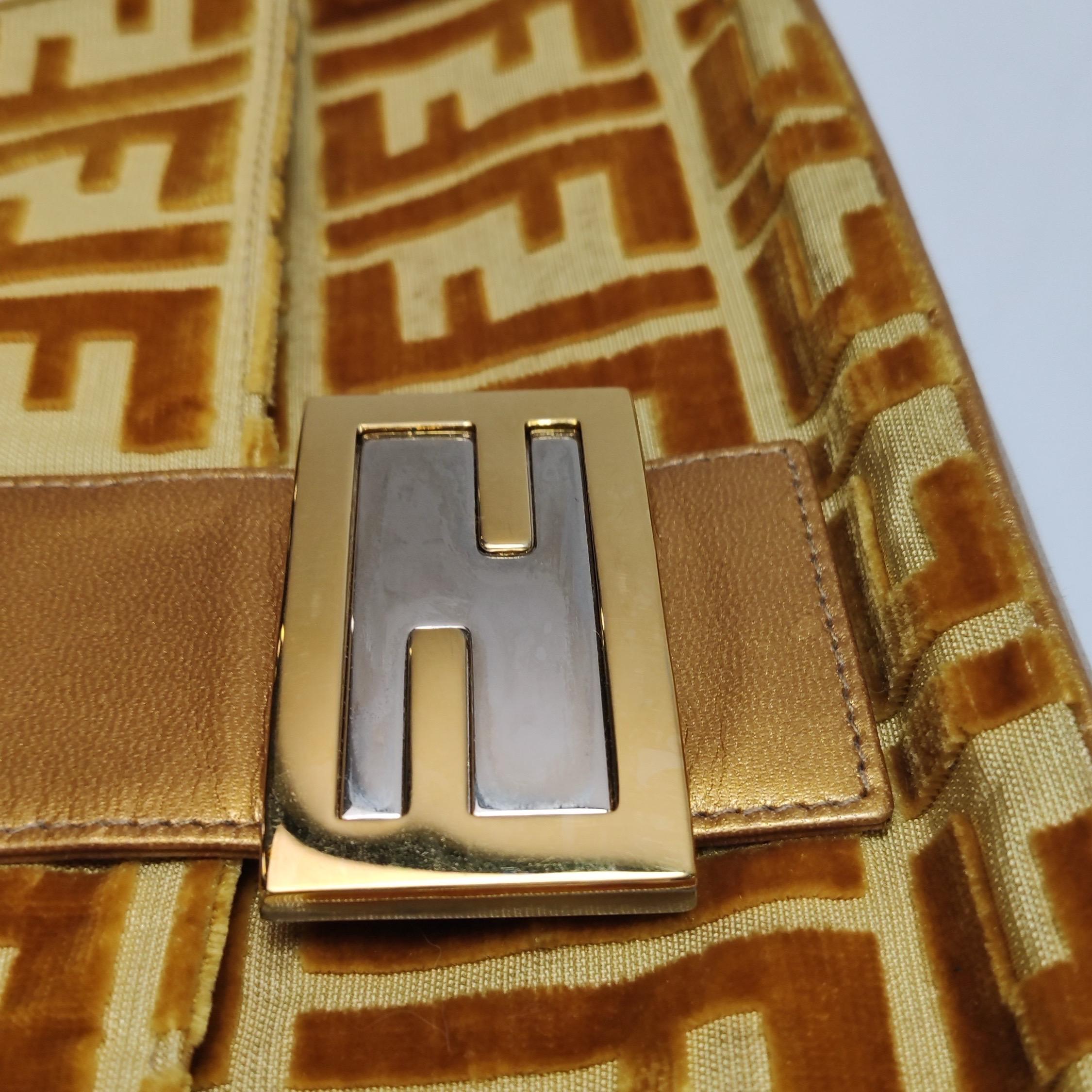 Borsa a tracolla FENDI Baguette Gold FF Monogram in velluto in vendita 3