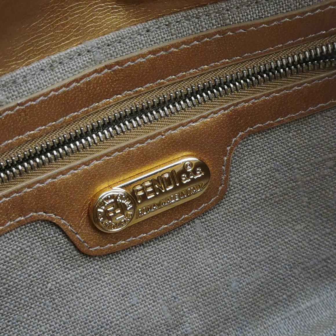 Borsa a tracolla FENDI Baguette Gold FF Monogram in velluto in vendita 4