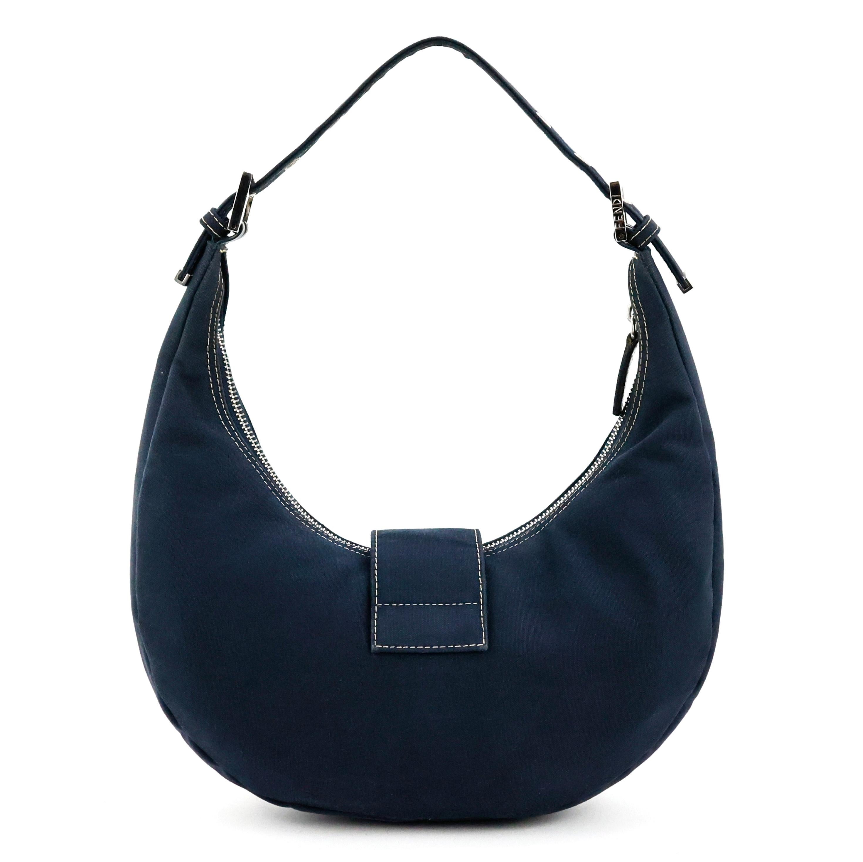 Fendi croissant baguette in navy blue denim, silver hardware.

Condition:
Good. Externally in really good condition, lining spotted internally. Clasp/Front logo still sealed, no scratches, like new.

Packing/accessories:
Dustbag.

Measurements:
25cm