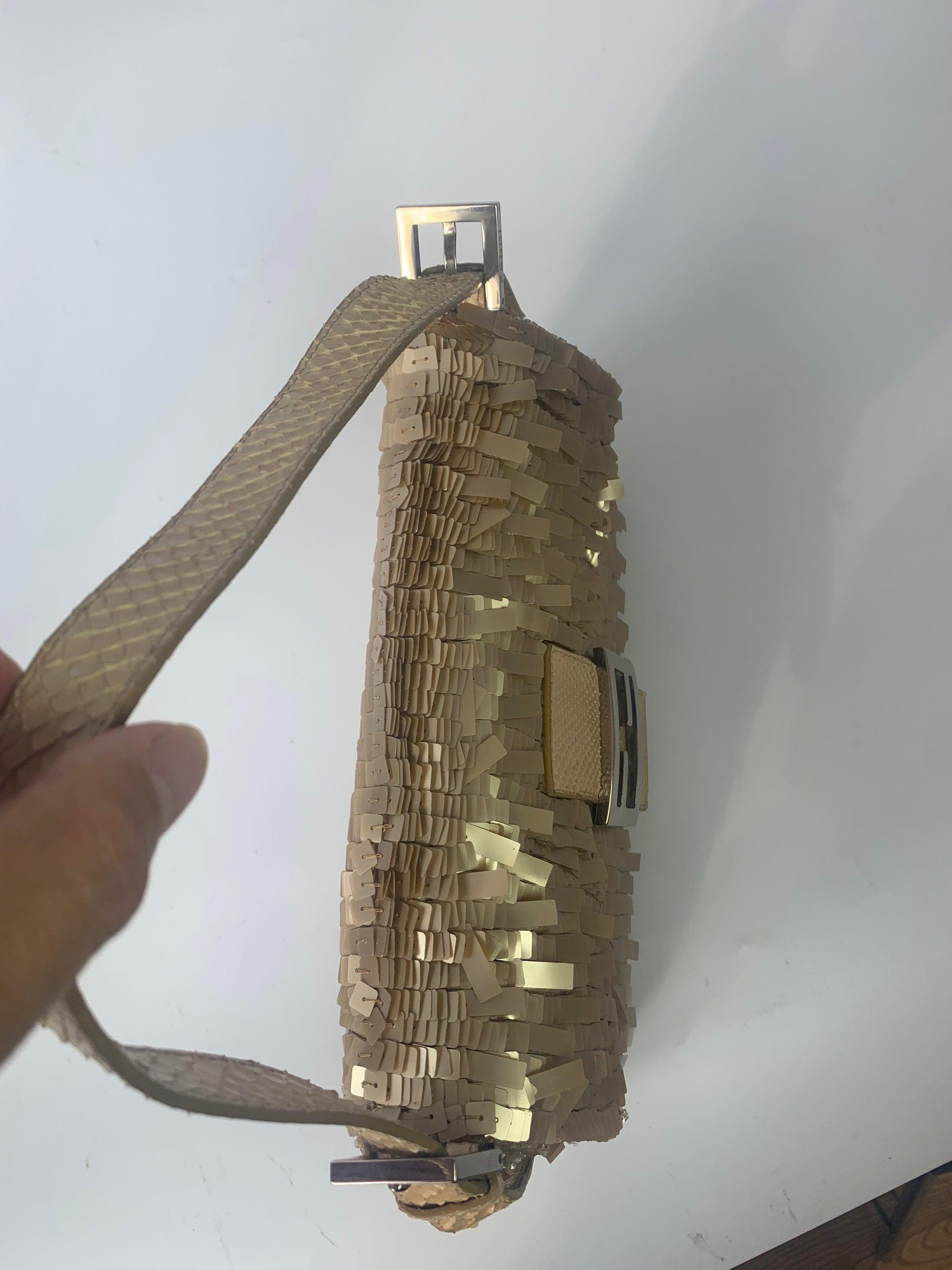 Fendi Baguette in Gold sequins and python leather In Good Condition In AUBERVILLIERS, FR