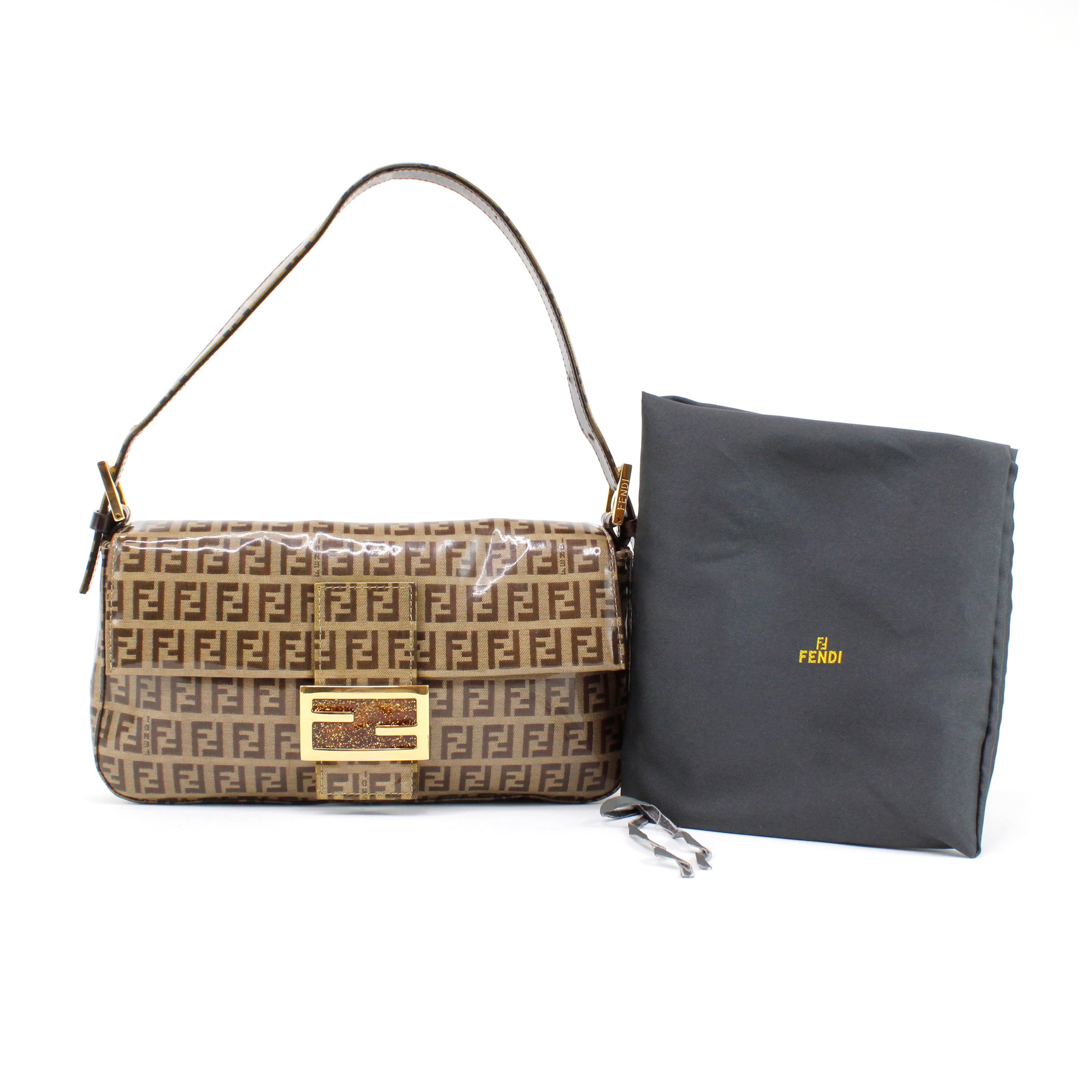 RARE Fendi baguette in zucchino monogrammed vinyl, glitter logo, gold hardware. With dustbag.

Condition: really good, to note: spots around the buckle, micro scratches on the buckle. 

Measurements: 
Width: 26 cm
Height: 15 cm
Depth: 4 cm