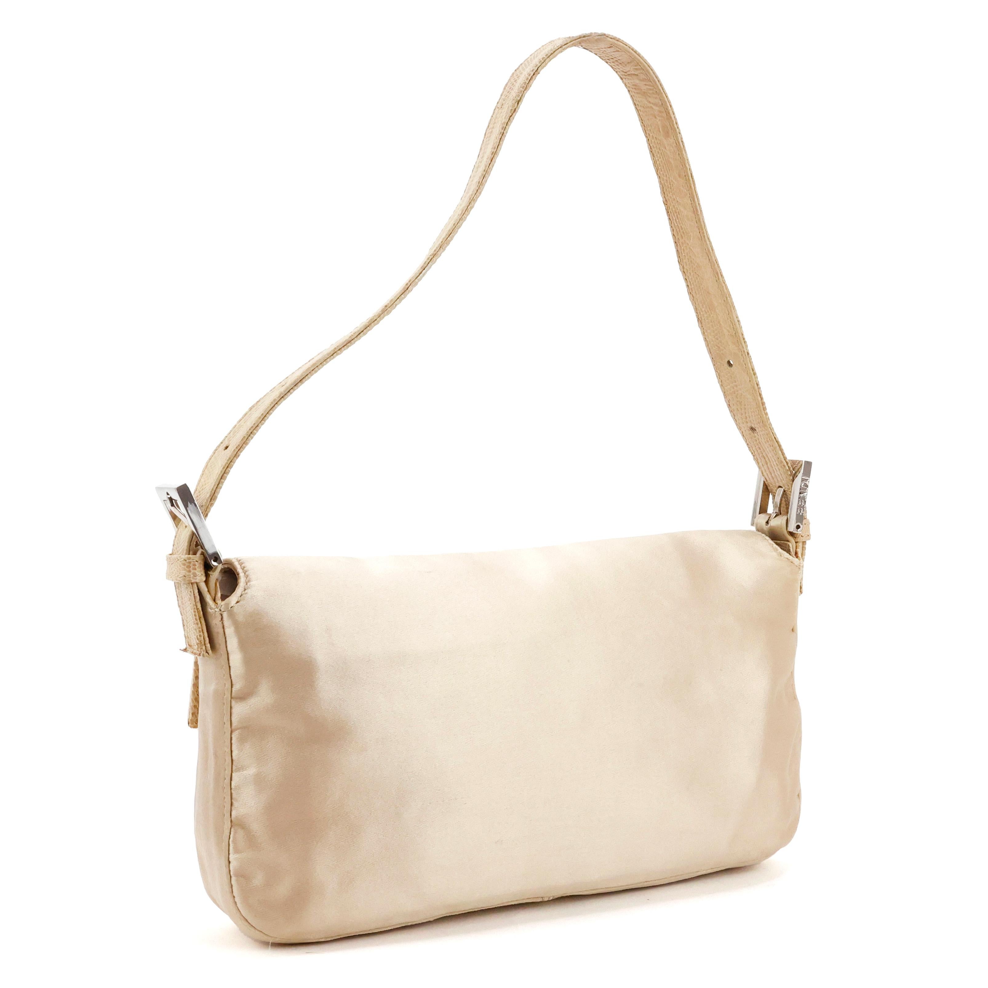 Fendi baguette in silk + lizard leather color gold, silver hardware. 

Condition:
Really good.

Packing/accessories:
Dustbag.

Measurements:
25cm x 14cm x 4cm