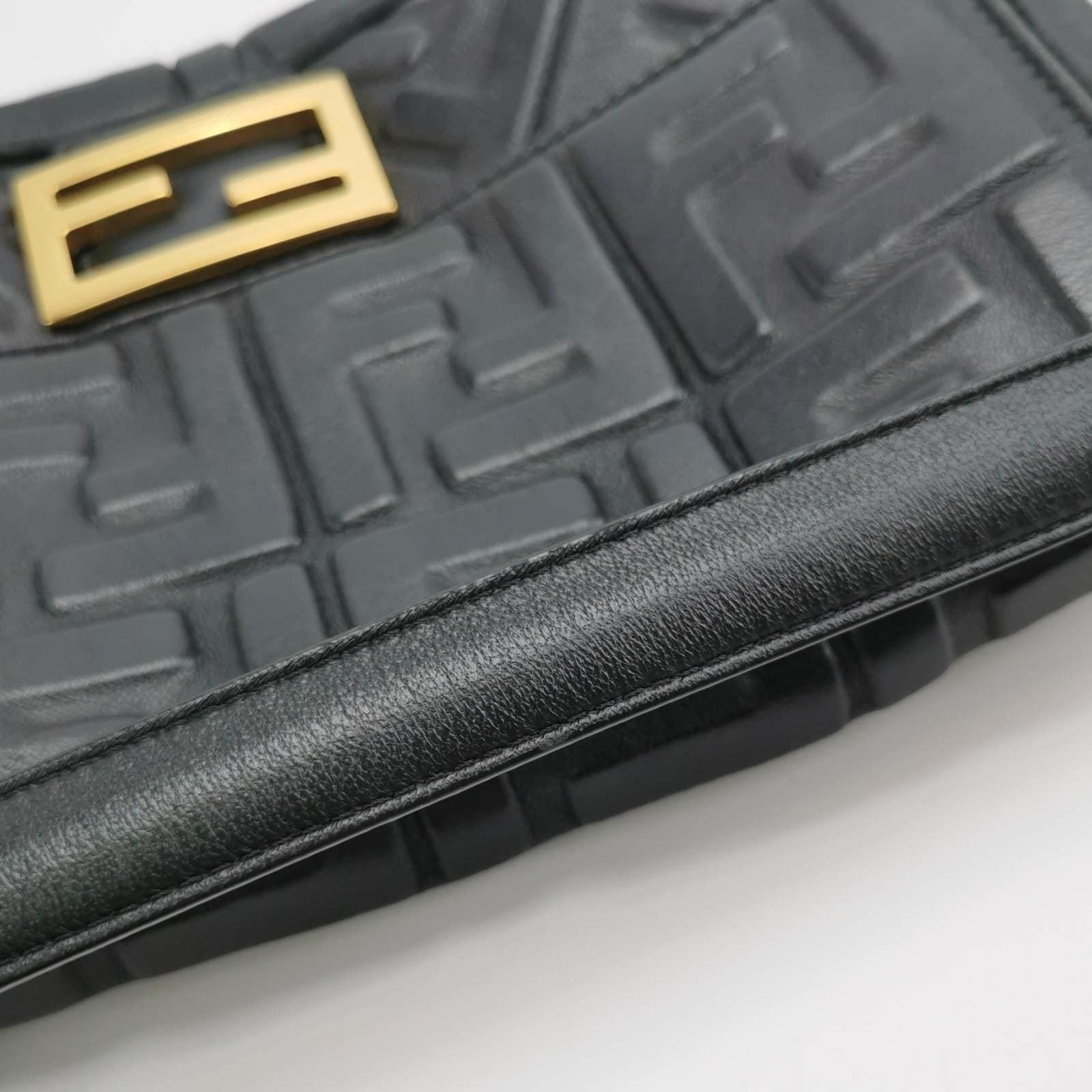 Fendi Baguette Bolso Crossbody de Piel de Cordero Mediano Negro en venta 8