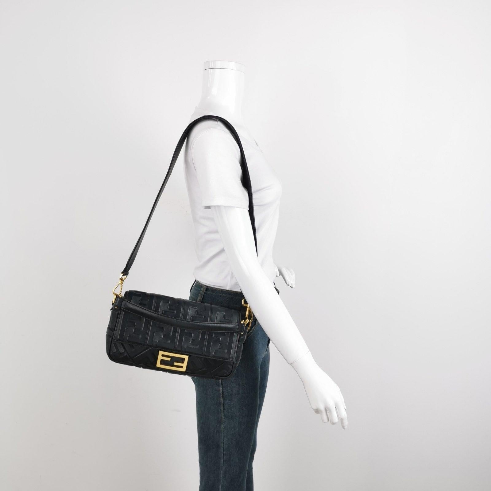 Fendi Baguette Bolso Crossbody de Piel de Cordero Mediano Negro

Experimenta el lujo y el estilo con el bolso cruzado Fendi Baguette en lujosa piel de napa. Este bolso increíblemente ligero, fabricado en suave napa con un intrincado motivo FF en