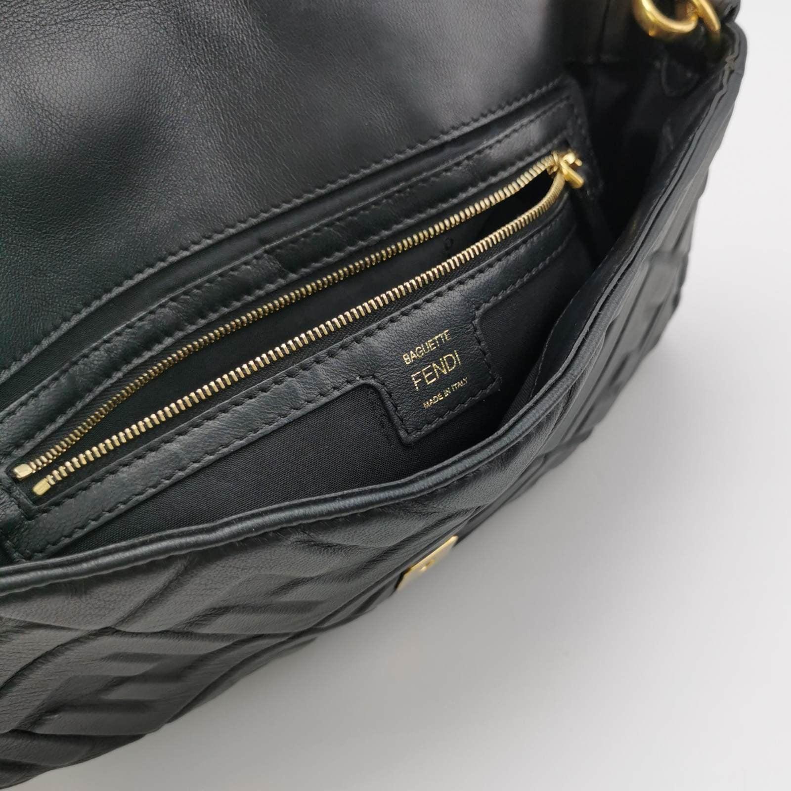 Fendi Baguette Bolso Crossbody de Piel de Cordero Mediano Negro en venta 3