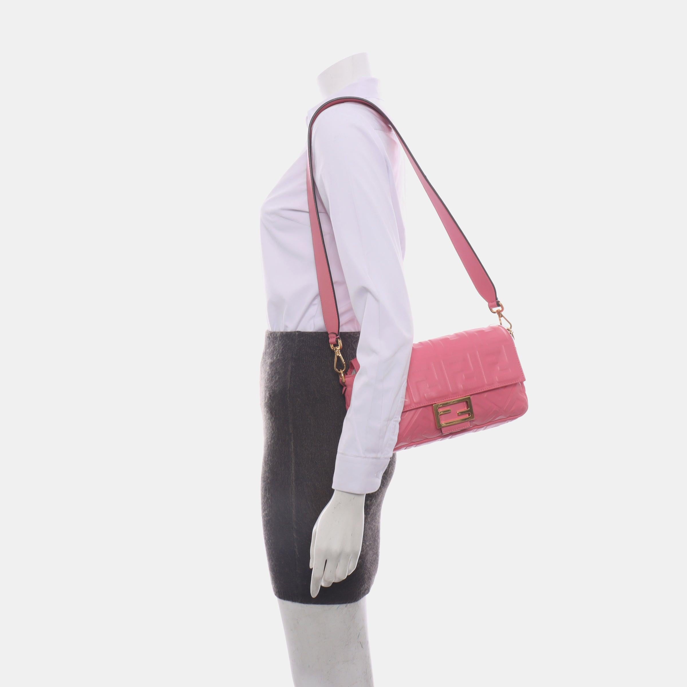 Fendi Baguette Lambskin Leather Crossbody Bag Medium Pink In Good Condition For Sale In AUBERVILLIERS, FR