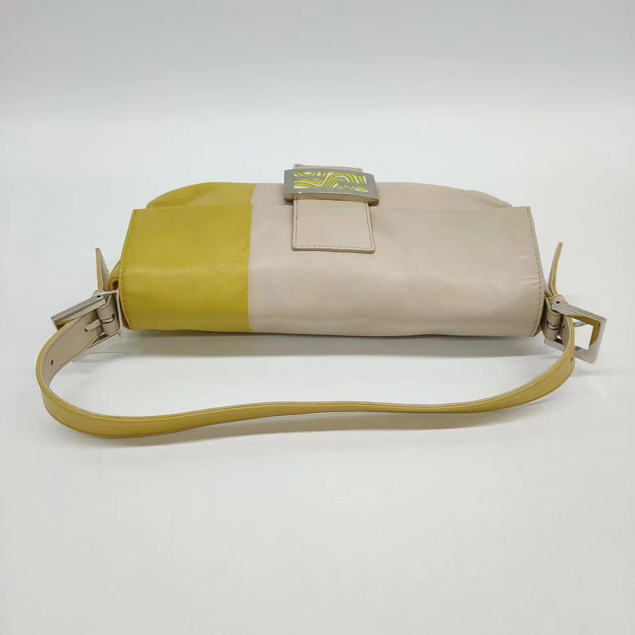 Fendi Baguette Lambskin Leather Shoulder Bag Beige Yellow In Good Condition For Sale In AUBERVILLIERS, FR