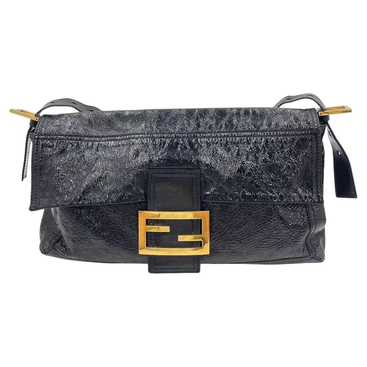 Borsa a tracolla FENDI Baguette Large in vernice nera increspata