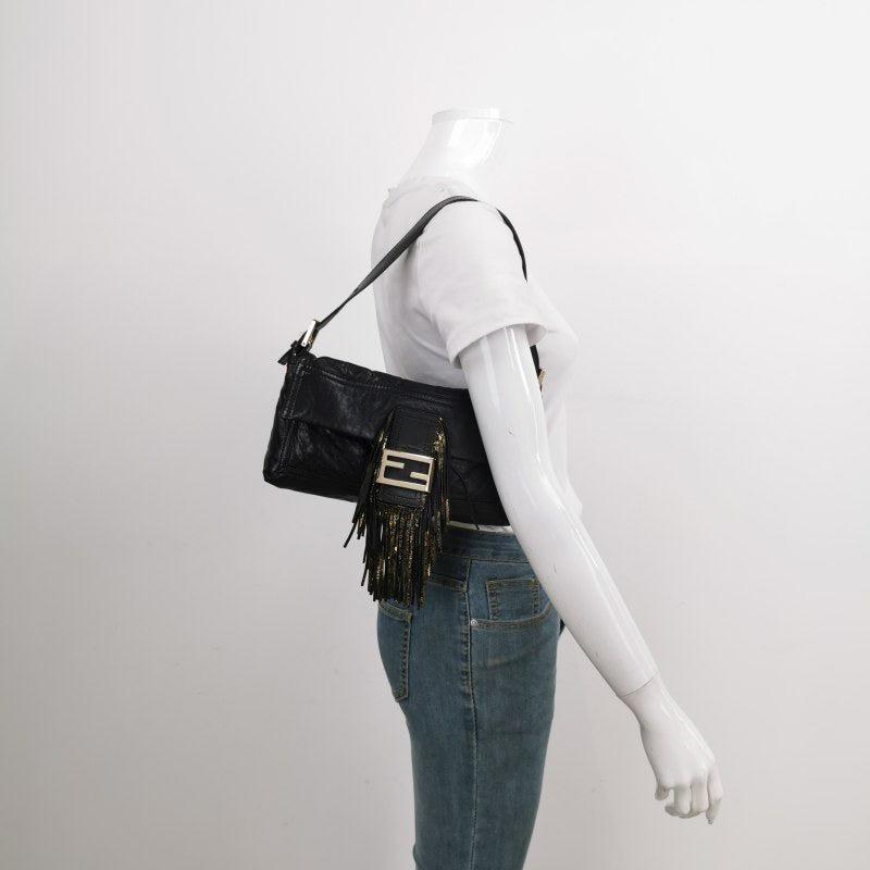 Sac à bandoulière Fendi en cuir baguette avec franges sauvages
  Il s'agit de photos professionnelles du sac offert par Luxbags.
  ÉTAT : EXCELLENT
  Légers plis sur le cuir, légères taches à l'extérieur et à l'intérieur. Rayures sur le matériel. 
 