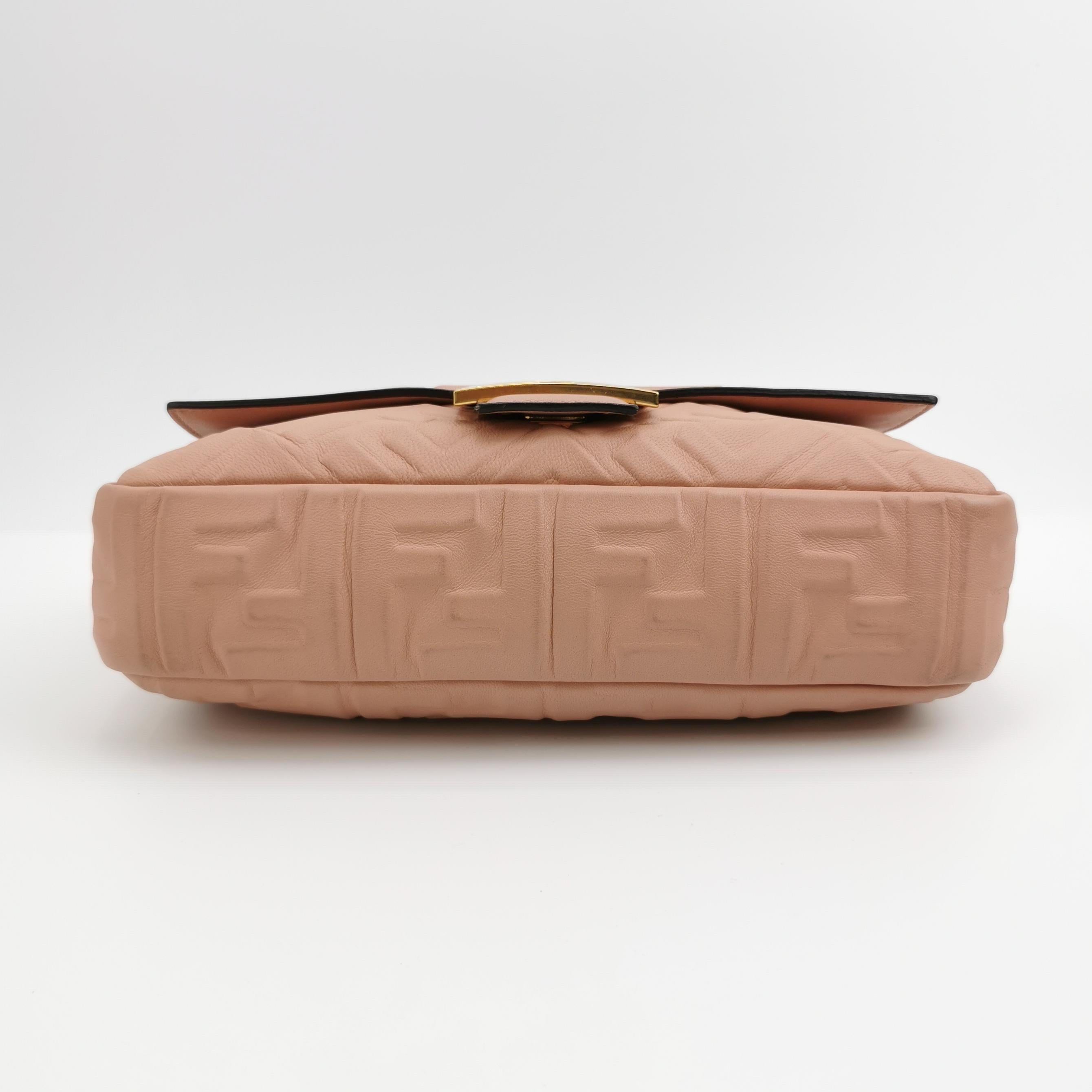 Fendi Baguette Light Pink Medium Lambskin Leather Crossbody Bag Gold Hardware In Good Condition For Sale In AUBERVILLIERS, FR